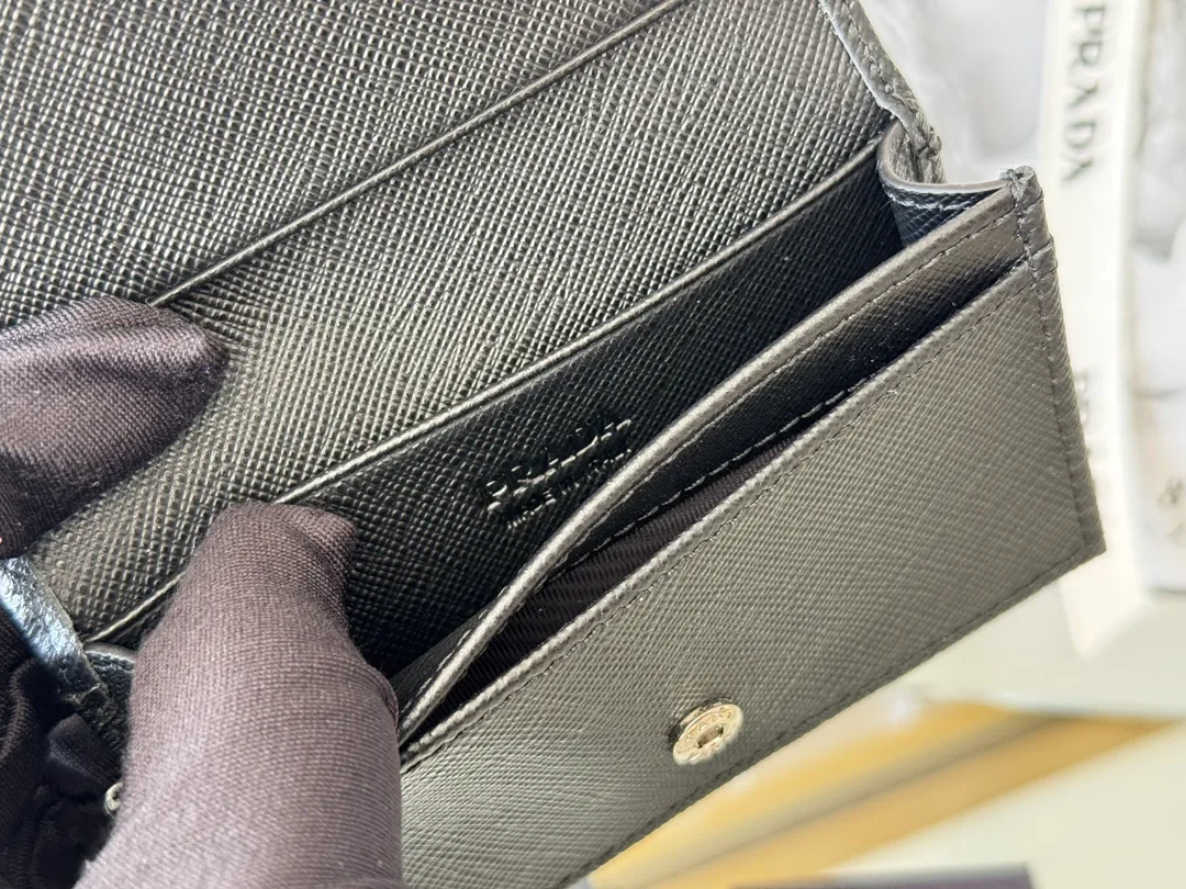 Prada classic card holder, model 1MC122, made of cross-grain cowhide, size 6.5×2.5×11cm, adopts snap button opening and closing design, and has two slots for cards or receipts. This exquisite card holder is small and convenient, with sufficient capacity. It can be placed in the bag for easy storage. It can also be used to make separate items when going out every day. Hot 🔥Hot-selling item, taken in kind, what you see is what you get