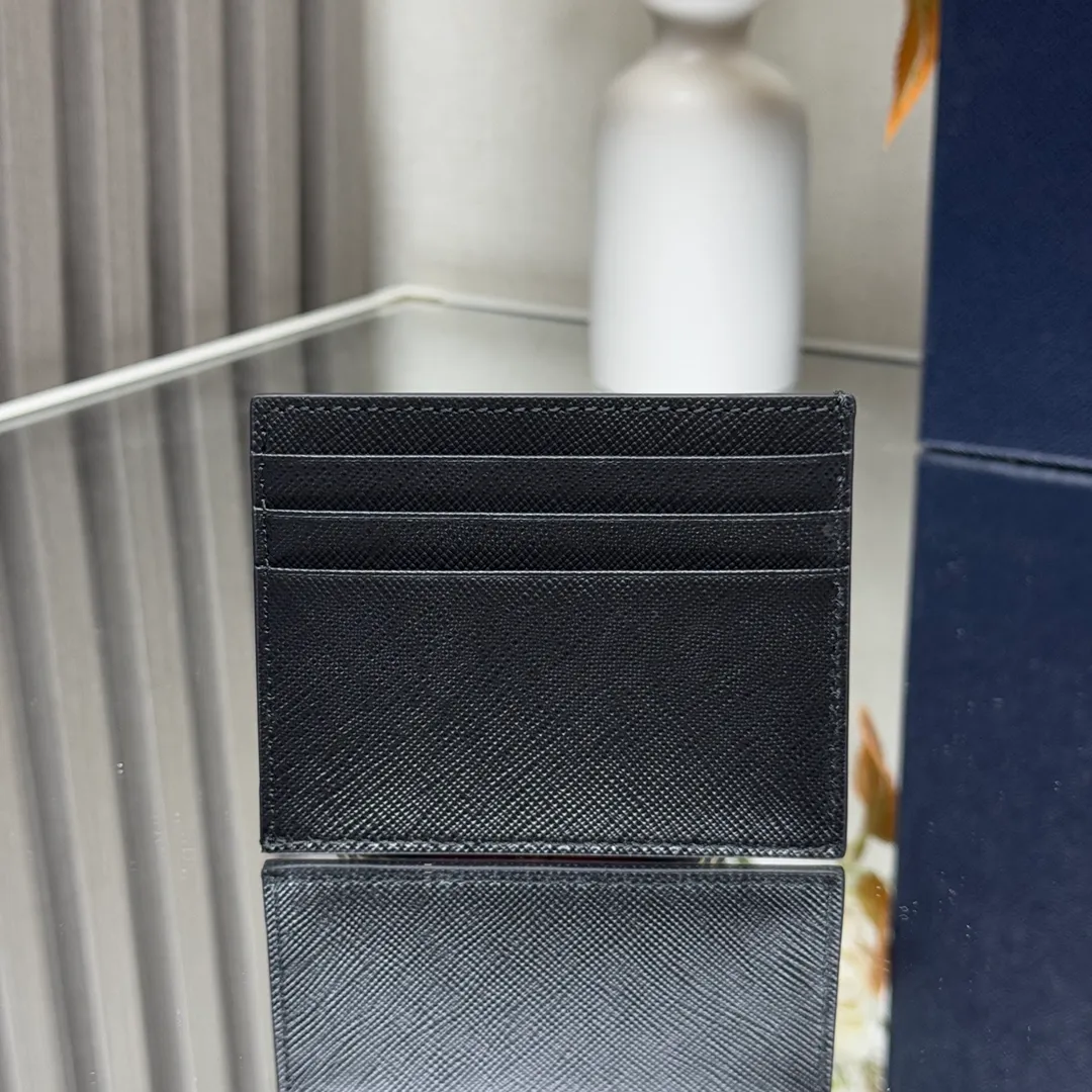 P340 [Top Original] PRADA's new card holder💼Model 2MC223, inner code 164 OEM code💋 This Saffiano leather card holder is equipped with six card slots, a main pocket and fabric lining. The Prada enamel triangle logo at the bottom corner highlights the brand's style. 🏅️🏅️🏅️Size: length 10cm*height 8cm