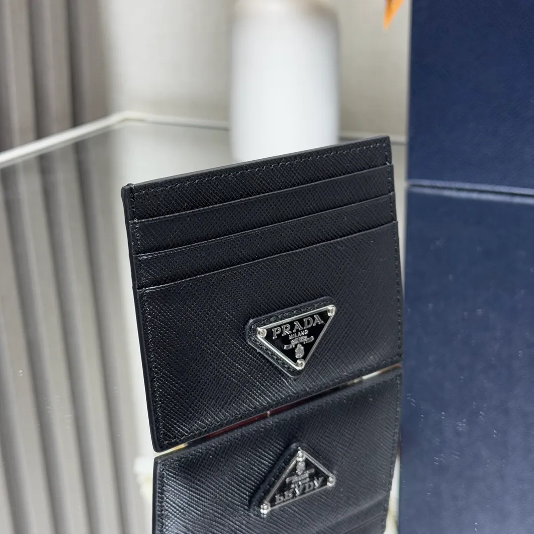 P340 [Top Original] PRADA's new card holder💼Model 2MC223, inner code 164 OEM code💋 This Saffiano leather card holder is equipped with six card slots, a main pocket and fabric lining. The Prada enamel triangle logo at the bottom corner highlights the brand's style. 🏅️🏅️🏅️Size: length 10cm*height 8cm