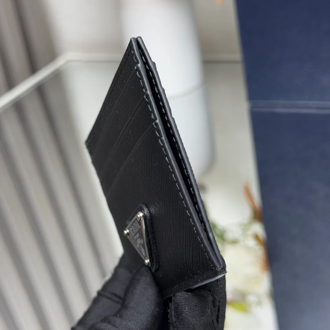 P340 [Top Original] PRADA's new card holder💼Model 2MC223, inner code 164 OEM code💋 This Saffiano leather card holder is equipped with six card slots, a main pocket and fabric lining. The Prada enamel triangle logo at the bottom corner highlights the brand's style. 🏅️🏅️🏅️Size: length 10cm*height 8cm