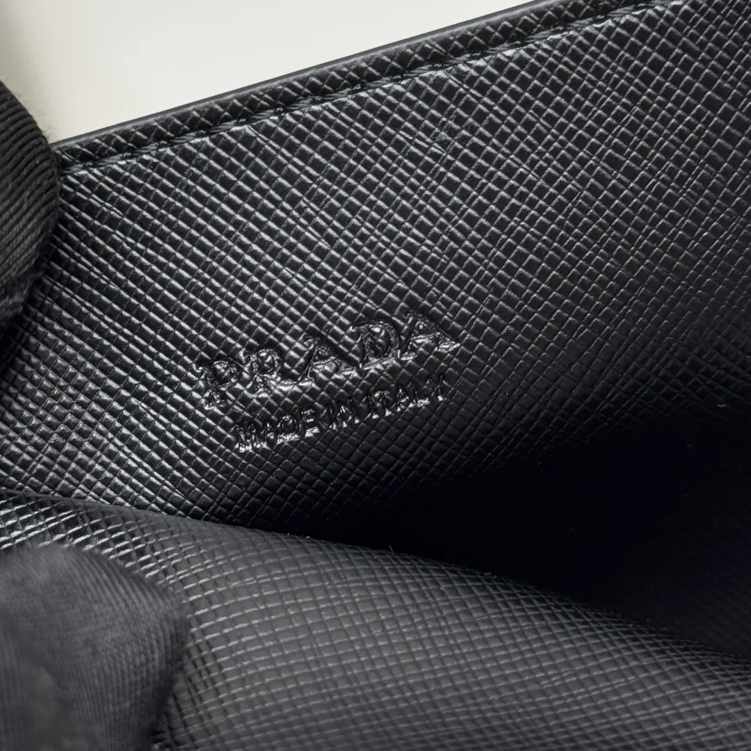 P340 [Top Original] PRADA's new card holder💼Model 2MC223, inner code 164 OEM code💋 This Saffiano leather card holder is equipped with six card slots, a main pocket and fabric lining. The Prada enamel triangle logo at the bottom corner highlights the brand's style. 🏅️🏅️🏅️Size: length 10cm*height 8cm