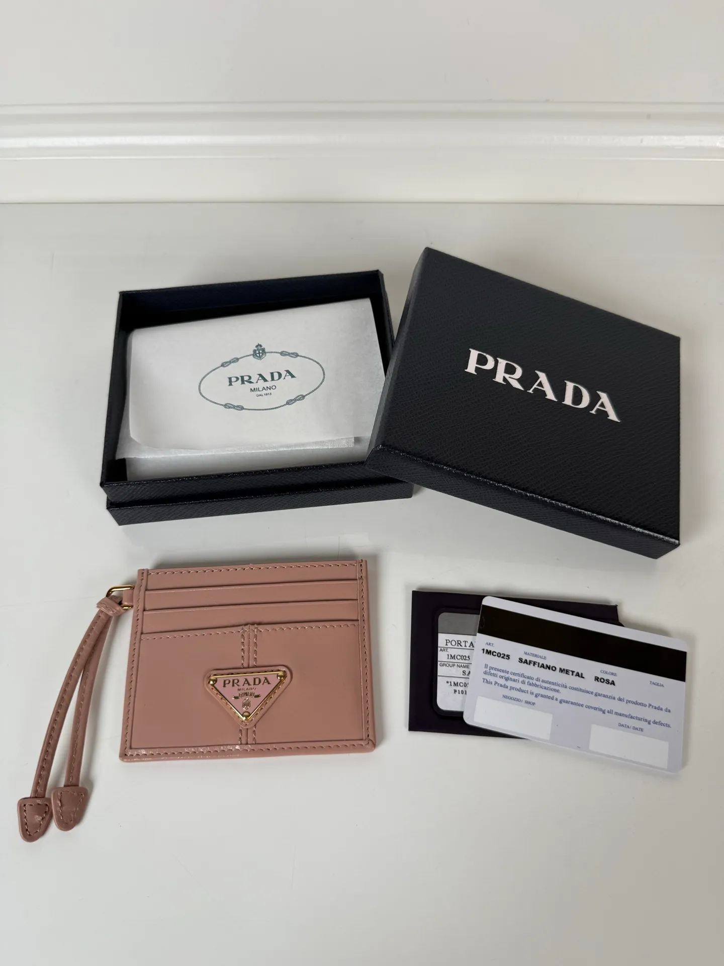 💰340, P Home ➡️ Unisex small card holder, pink oil wax leather triangle mark, model 1MC025, original quality, made of imported oil wax leather, 6 card slots ➕ One middle sandwich, can hold multiple cards and zeros 💰, size 11.2×8.5cm, real shot, what you see is what you get