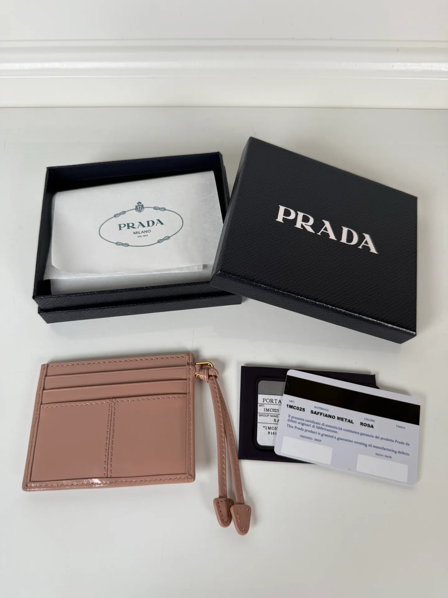 💰340, P Home ➡️ Unisex small card holder, pink oil wax leather triangle mark, model 1MC025, original quality, made of imported oil wax leather, 6 card slots ➕ One middle sandwich, can hold multiple cards and zeros 💰, size 11.2×8.5cm, real shot, what you see is what you get
