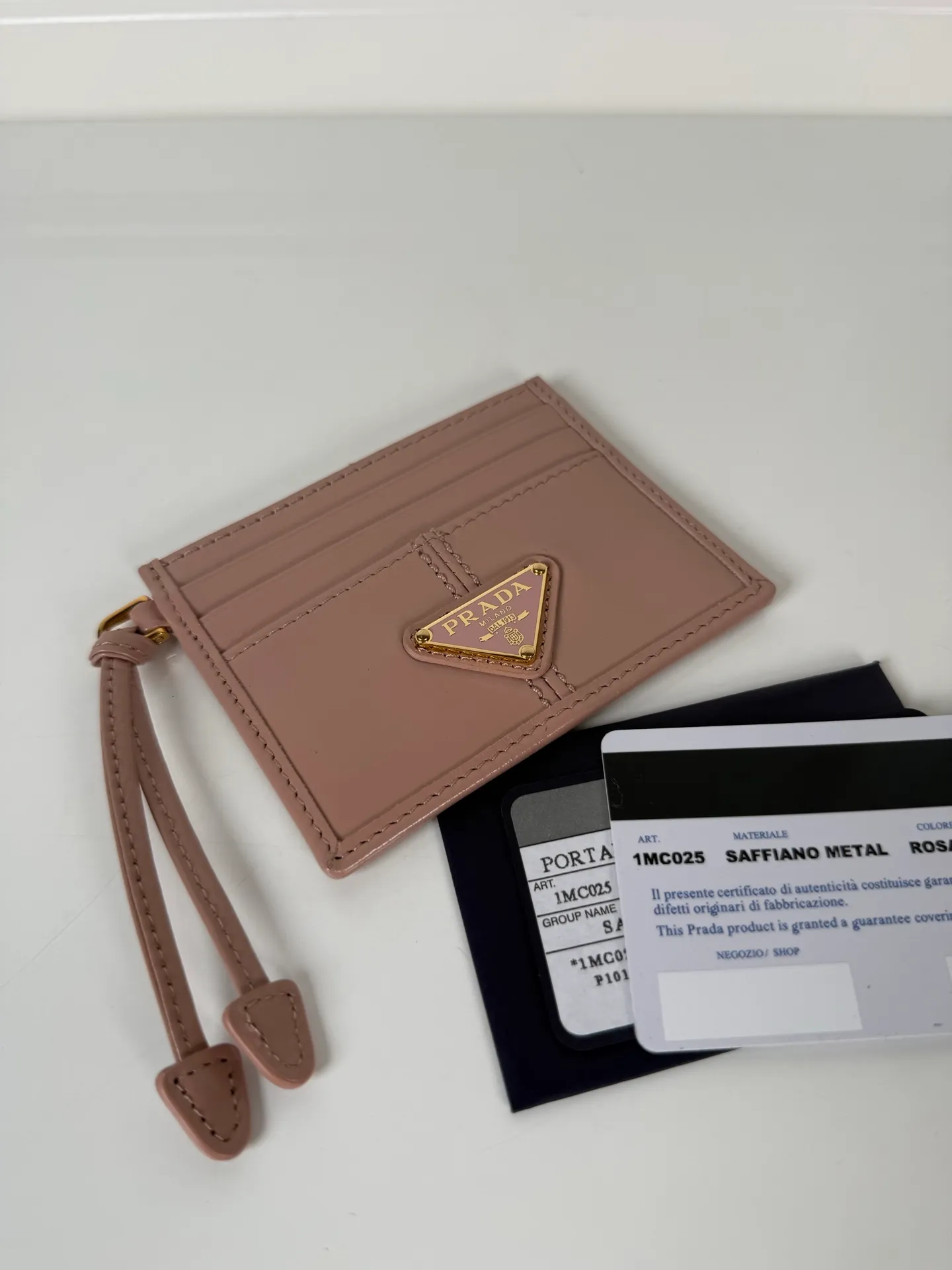 💰340, P Home ➡️ Unisex small card holder, pink oil wax leather triangle mark, model 1MC025, original quality, made of imported oil wax leather, 6 card slots ➕ One middle sandwich, can hold multiple cards and zeros 💰, size 11.2×8.5cm, real shot, what you see is what you get