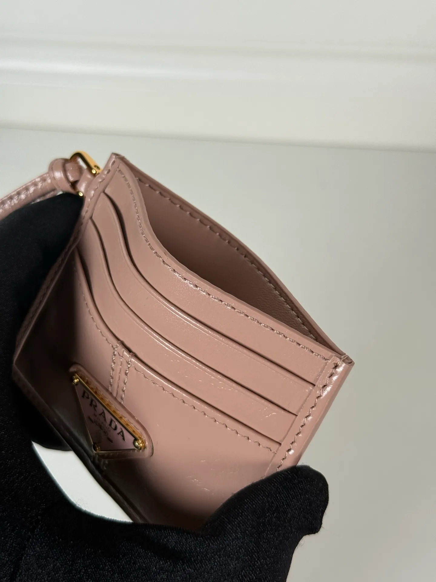 💰340, P Home ➡️ Unisex small card holder, pink oil wax leather triangle mark, model 1MC025, original quality, made of imported oil wax leather, 6 card slots ➕ One middle sandwich, can hold multiple cards and zeros 💰, size 11.2×8.5cm, real shot, what you see is what you get