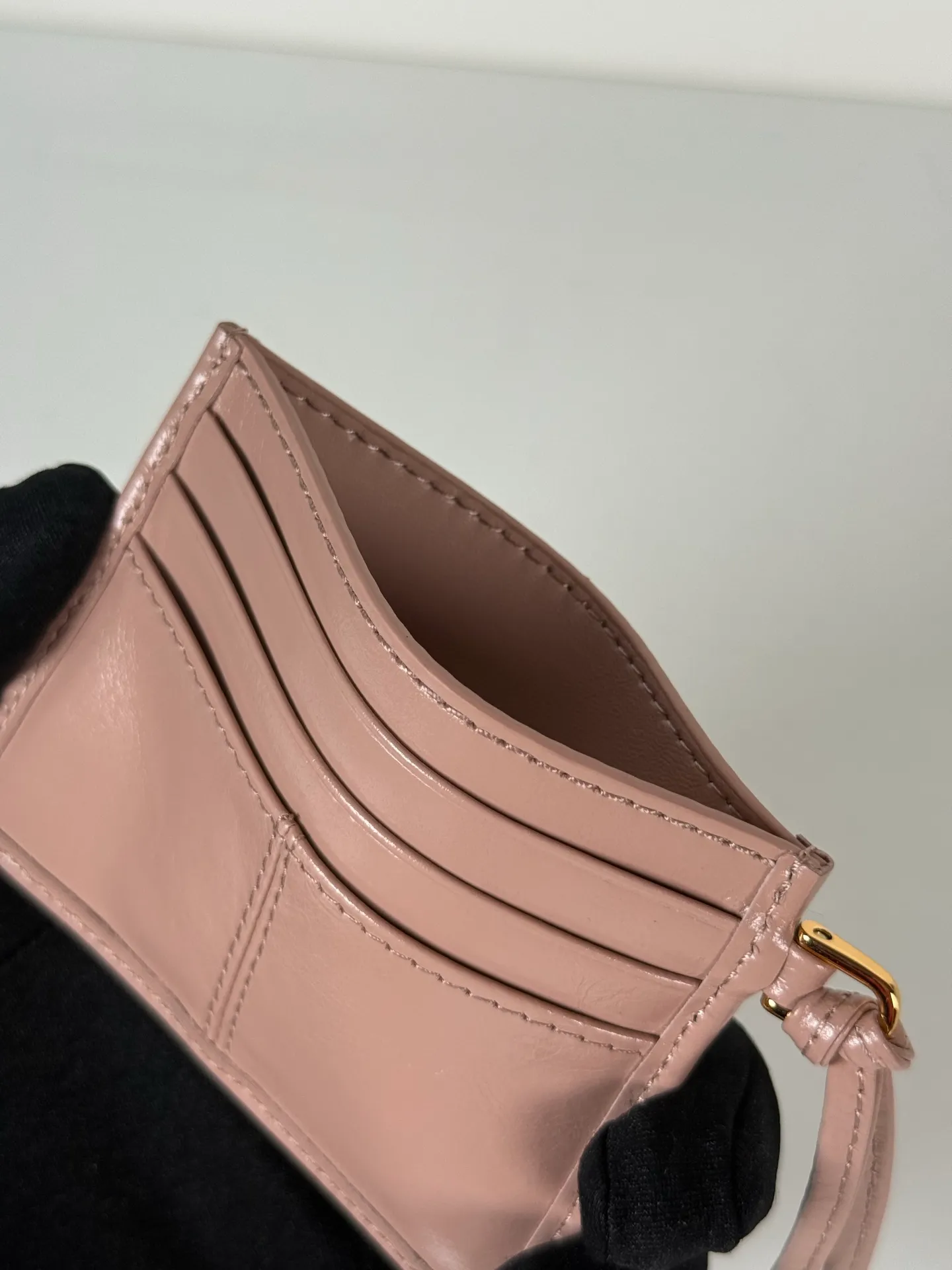 💰340, P Home ➡️ Unisex small card holder, pink oil wax leather triangle mark, model 1MC025, original quality, made of imported oil wax leather, 6 card slots ➕ One middle sandwich, can hold multiple cards and zeros 💰, size 11.2×8.5cm, real shot, what you see is what you get