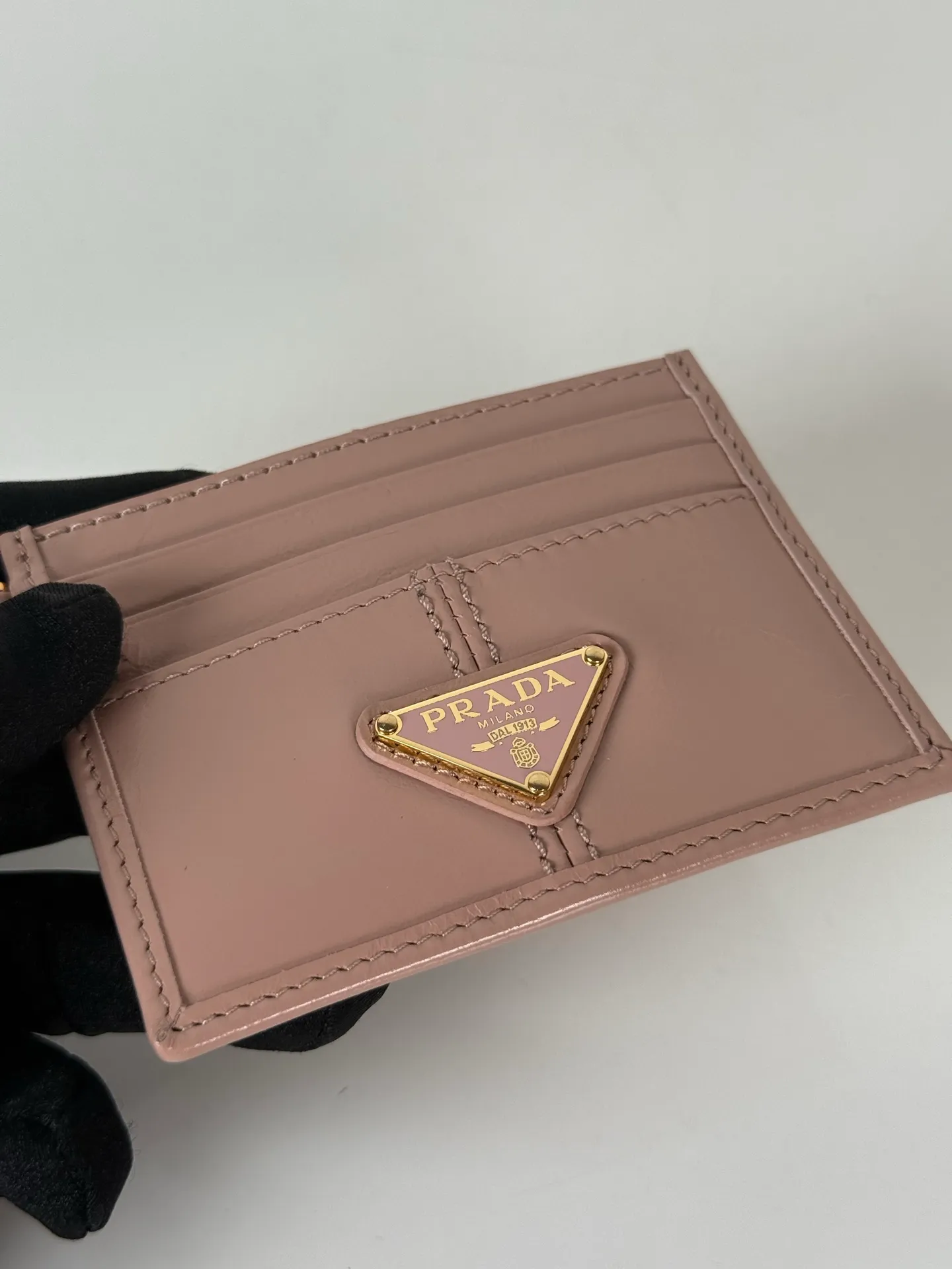 💰340, P Home ➡️ Unisex small card holder, pink oil wax leather triangle mark, model 1MC025, original quality, made of imported oil wax leather, 6 card slots ➕ One middle sandwich, can hold multiple cards and zeros 💰, size 11.2×8.5cm, real shot, what you see is what you get