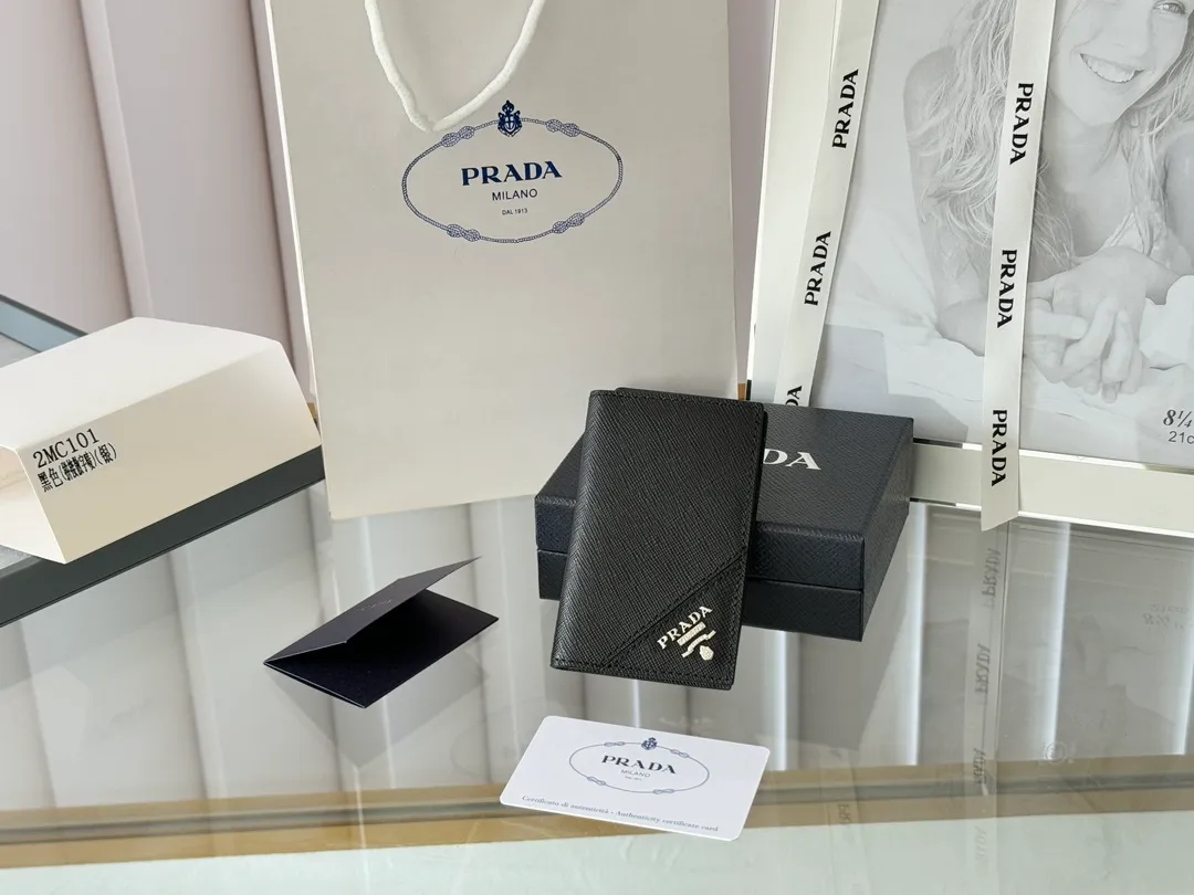 Prada cross pattern unisex card holder, can be placed in pockets, bags, and can be held in the hand. Made of cross pattern imported calfskin, pocket card holder, can hold change, 6 card slots, simple, elegant and fashionable. Model 2MC101, color as shown in the picture, size 11×7cm, original quality