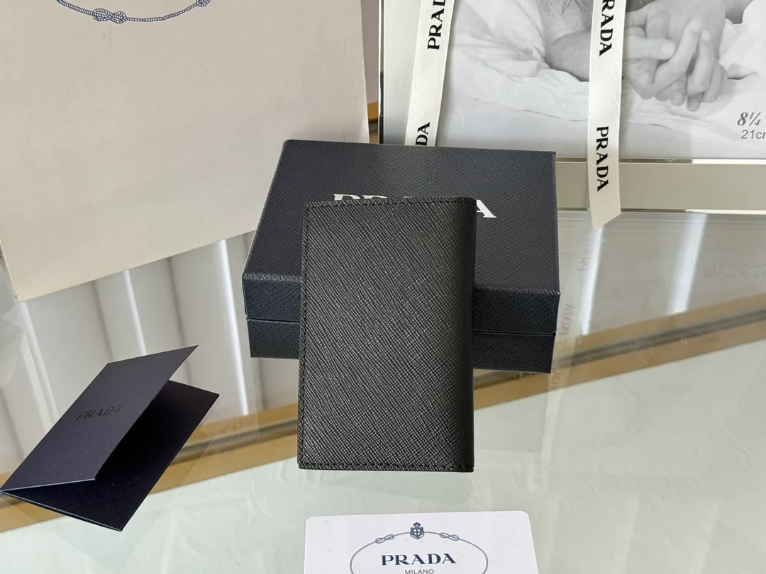 Prada cross pattern unisex card holder, can be placed in pockets, bags, and can be held in the hand. Made of cross pattern imported calfskin, pocket card holder, can hold change, 6 card slots, simple, elegant and fashionable. Model 2MC101, color as shown in the picture, size 11×7cm, original quality