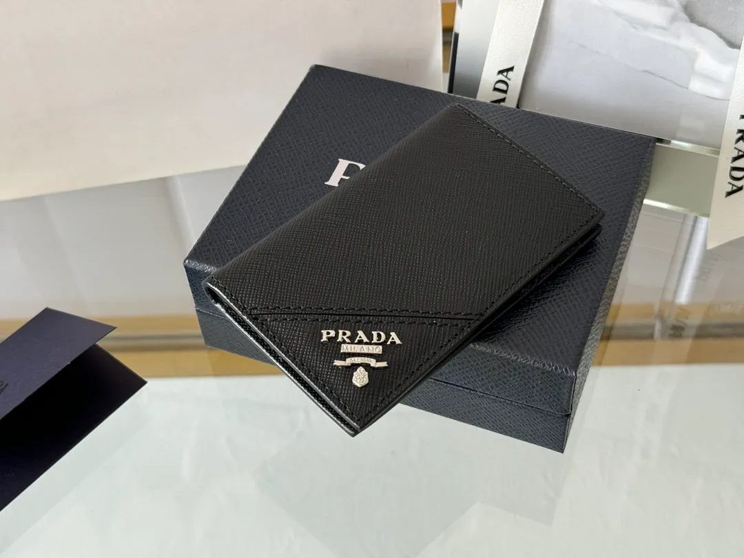 Prada cross pattern unisex card holder, can be placed in pockets, bags, and can be held in the hand. Made of cross pattern imported calfskin, pocket card holder, can hold change, 6 card slots, simple, elegant and fashionable. Model 2MC101, color as shown in the picture, size 11×7cm, original quality