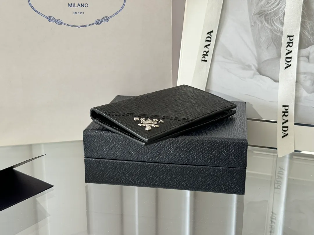 Prada cross pattern unisex card holder, can be placed in pockets, bags, and can be held in the hand. Made of cross pattern imported calfskin, pocket card holder, can hold change, 6 card slots, simple, elegant and fashionable. Model 2MC101, color as shown in the picture, size 11×7cm, original quality