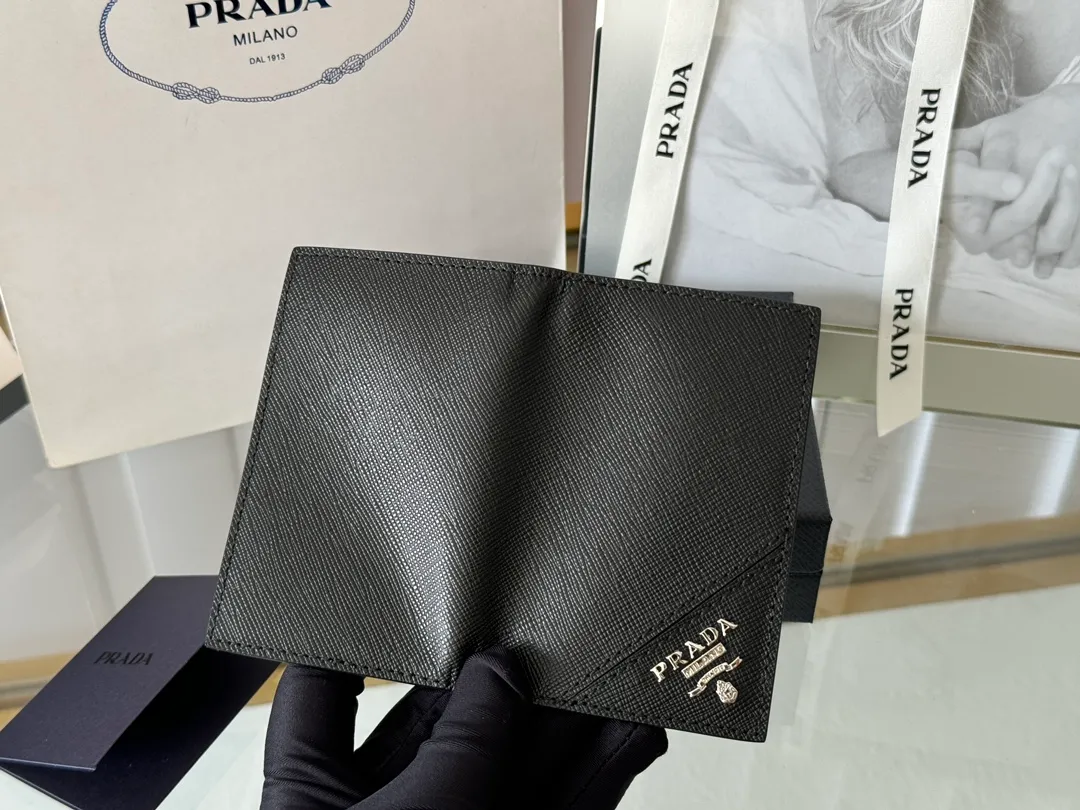 Prada cross pattern unisex card holder, can be placed in pockets, bags, and can be held in the hand. Made of cross pattern imported calfskin, pocket card holder, can hold change, 6 card slots, simple, elegant and fashionable. Model 2MC101, color as shown in the picture, size 11×7cm, original quality