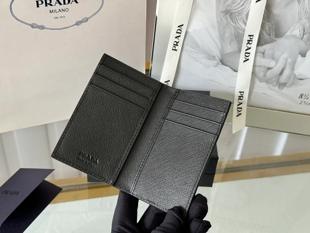 Prada cross pattern unisex card holder, can be placed in pockets, bags, and can be held in the hand. Made of cross pattern imported calfskin, pocket card holder, can hold change, 6 card slots, simple, elegant and fashionable. Model 2MC101, color as shown in the picture, size 11×7cm, original quality