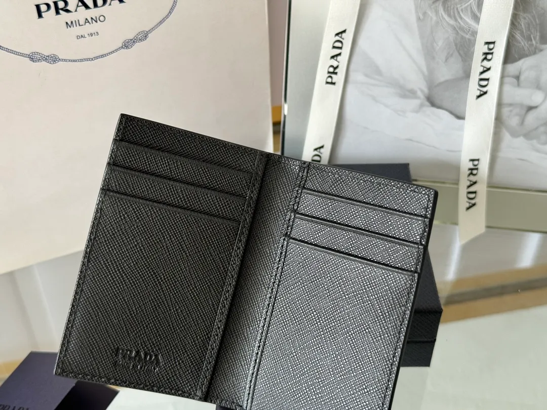 Prada cross pattern unisex card holder, can be placed in pockets, bags, and can be held in the hand. Made of cross pattern imported calfskin, pocket card holder, can hold change, 6 card slots, simple, elegant and fashionable. Model 2MC101, color as shown in the picture, size 11×7cm, original quality