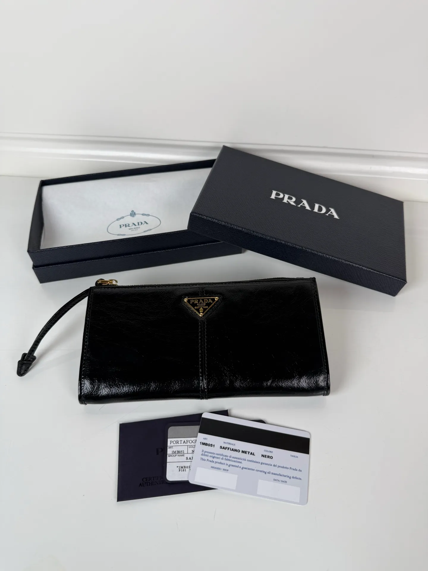 💰520, P Home ➡️Unisex pouch bag, this pouch is simple and exquisite, made of imported wax leather, with triangular metal logo and zipper closure. Model: 1MB051, size 20cm*10cm, 2 card slots, 1 leather lining