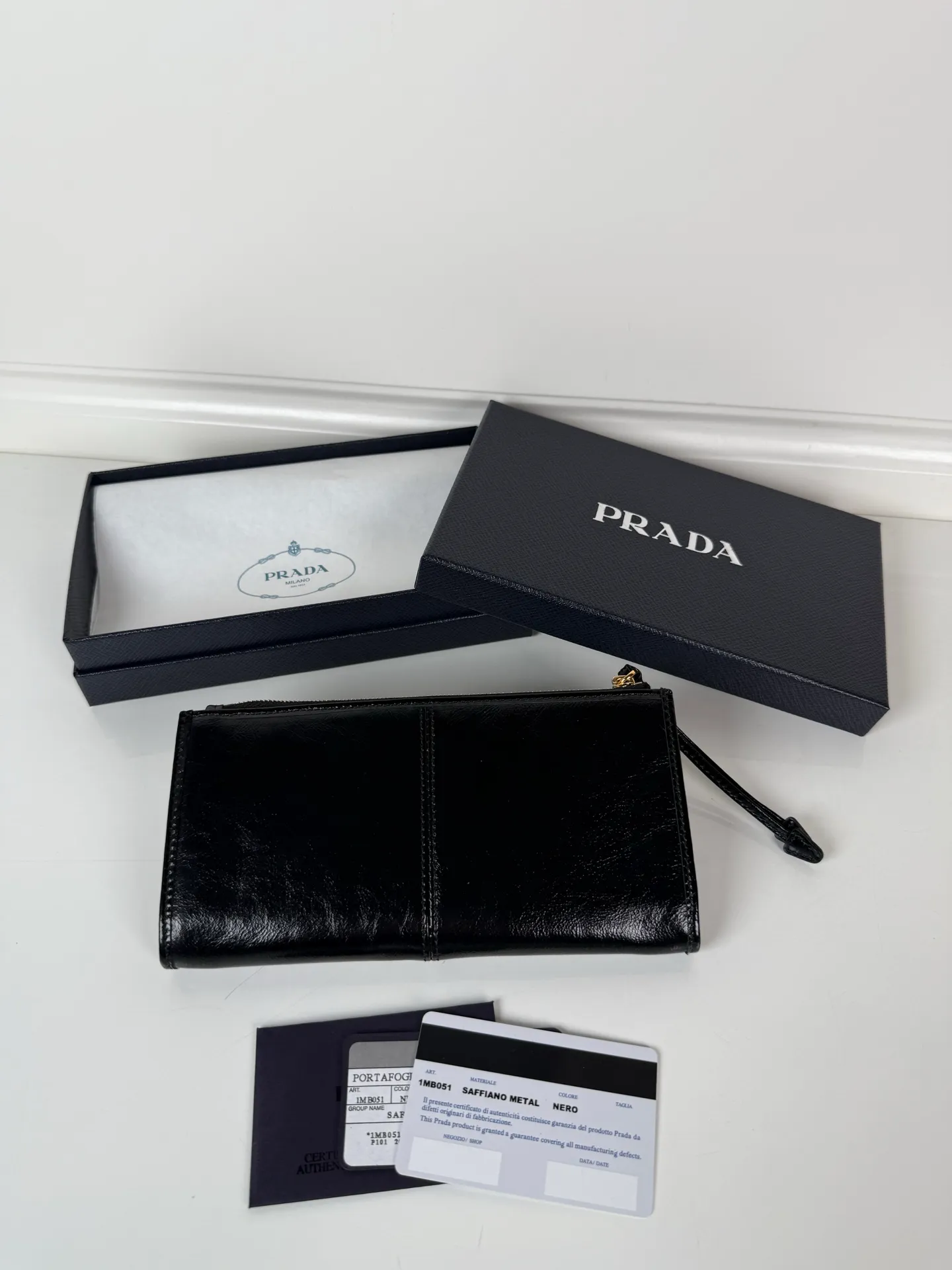 💰520, P Home ➡️Unisex pouch bag, this pouch is simple and exquisite, made of imported wax leather, with triangular metal logo and zipper closure. Model: 1MB051, size 20cm*10cm, 2 card slots, 1 leather lining