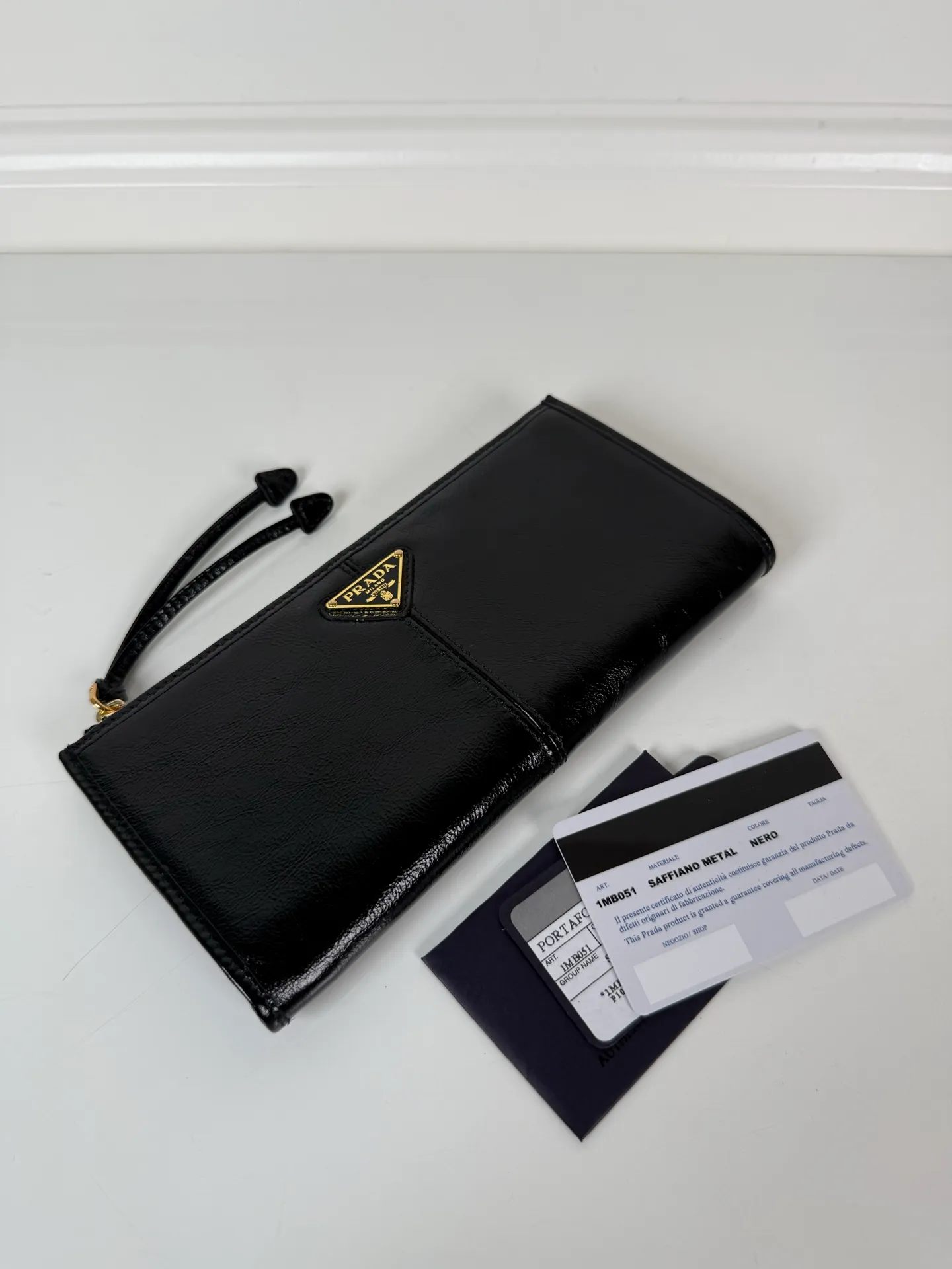 💰520, P Home ➡️Unisex pouch bag, this pouch is simple and exquisite, made of imported wax leather, with triangular metal logo and zipper closure. Model: 1MB051, size 20cm*10cm, 2 card slots, 1 leather lining