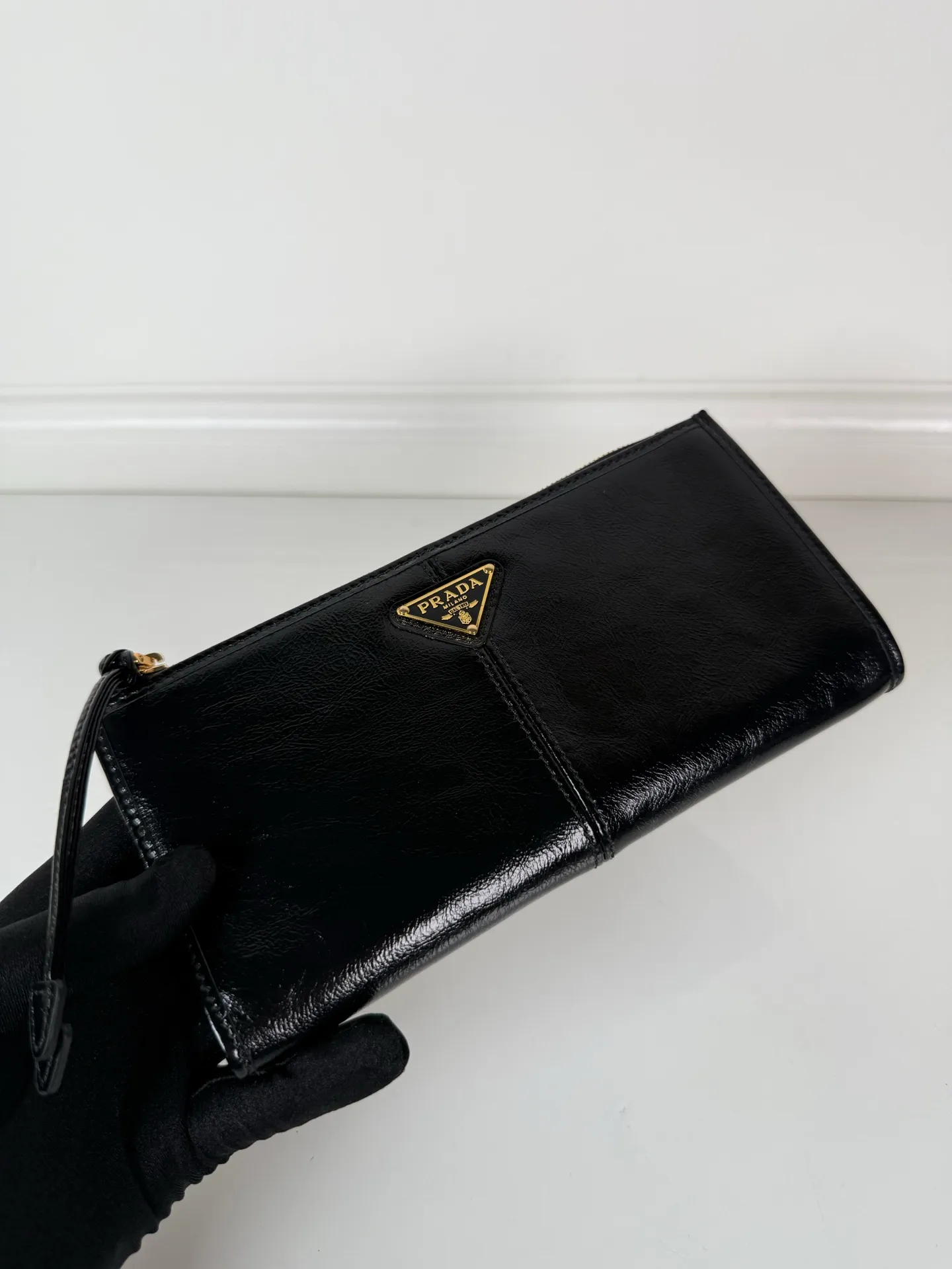 💰520, P Home ➡️Unisex pouch bag, this pouch is simple and exquisite, made of imported wax leather, with triangular metal logo and zipper closure. Model: 1MB051, size 20cm*10cm, 2 card slots, 1 leather lining