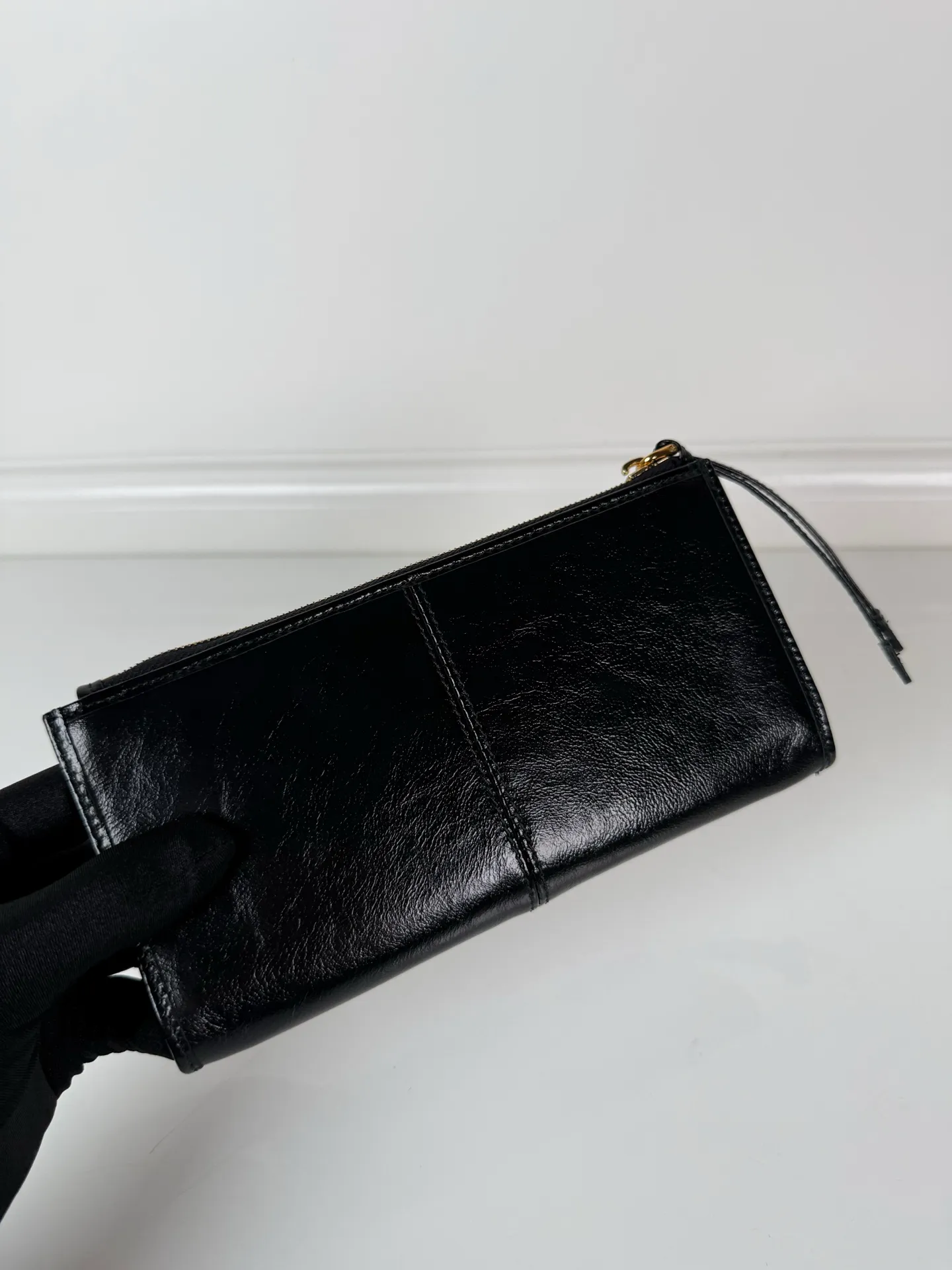 💰520, P Home ➡️Unisex pouch bag, this pouch is simple and exquisite, made of imported wax leather, with triangular metal logo and zipper closure. Model: 1MB051, size 20cm*10cm, 2 card slots, 1 leather lining