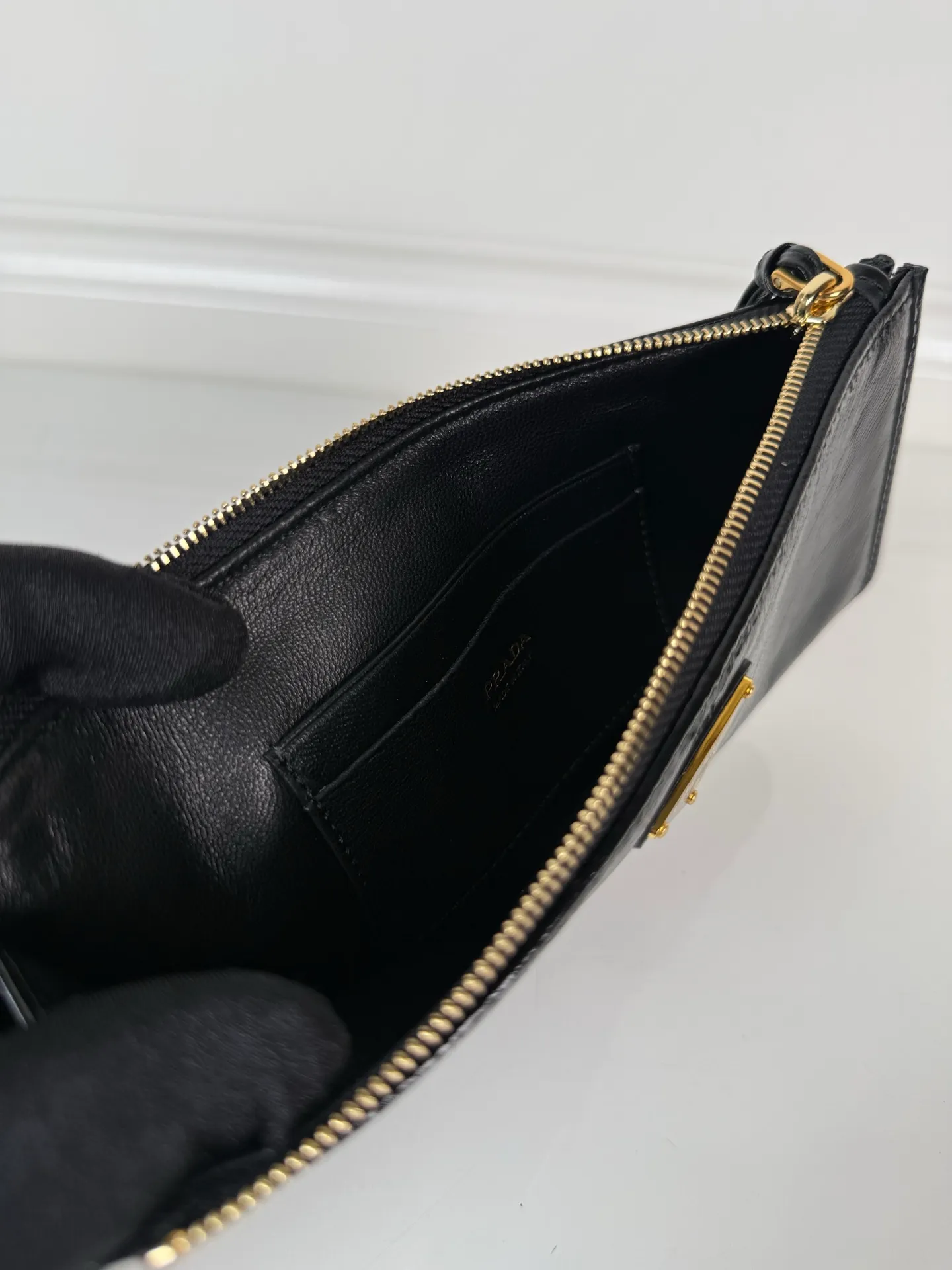 💰520, P Home ➡️Unisex pouch bag, this pouch is simple and exquisite, made of imported wax leather, with triangular metal logo and zipper closure. Model: 1MB051, size 20cm*10cm, 2 card slots, 1 leather lining