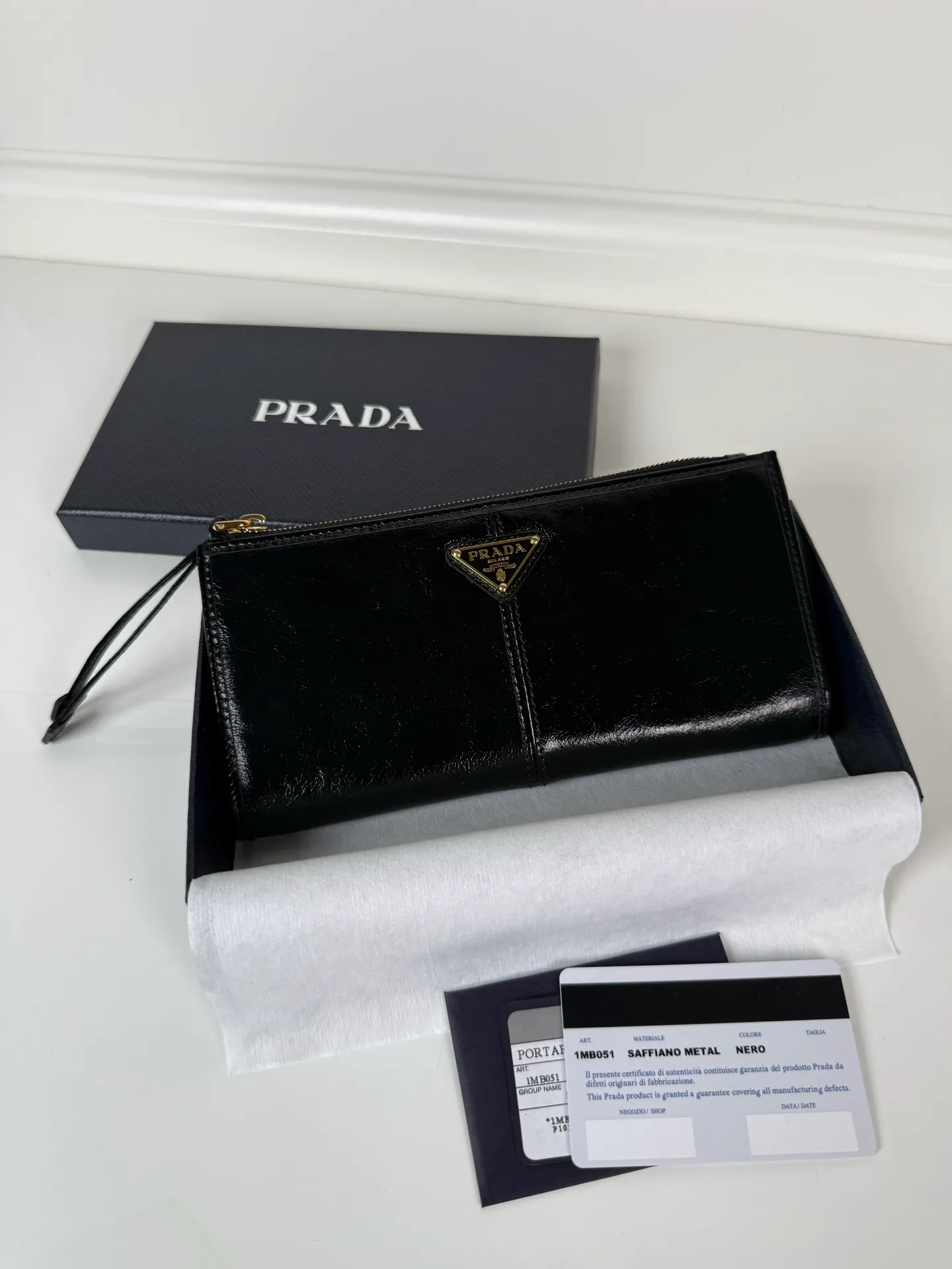 💰520, P Home ➡️Unisex pouch bag, this pouch is simple and exquisite, made of imported wax leather, with triangular metal logo and zipper closure. Model: 1MB051, size 20cm*10cm, 2 card slots, 1 leather lining