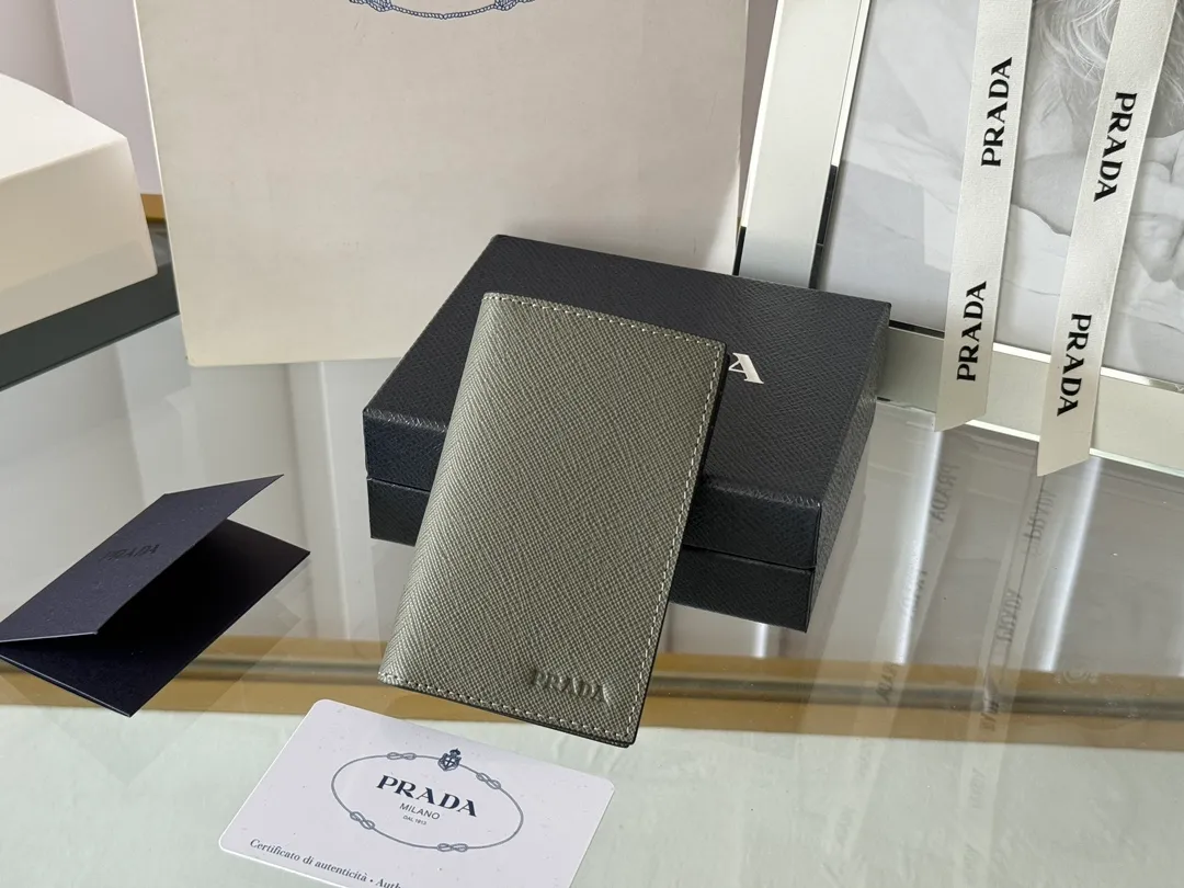 Prada cross pattern unisex card holder, can be placed in pockets, bags, and can be held in the hand. Made of cross pattern imported calfskin, pocket card holder, can hold change, 6 card slots, simple, elegant and fashionable. Model 2MC101, color as shown in the picture, size 11×7cm, original quality