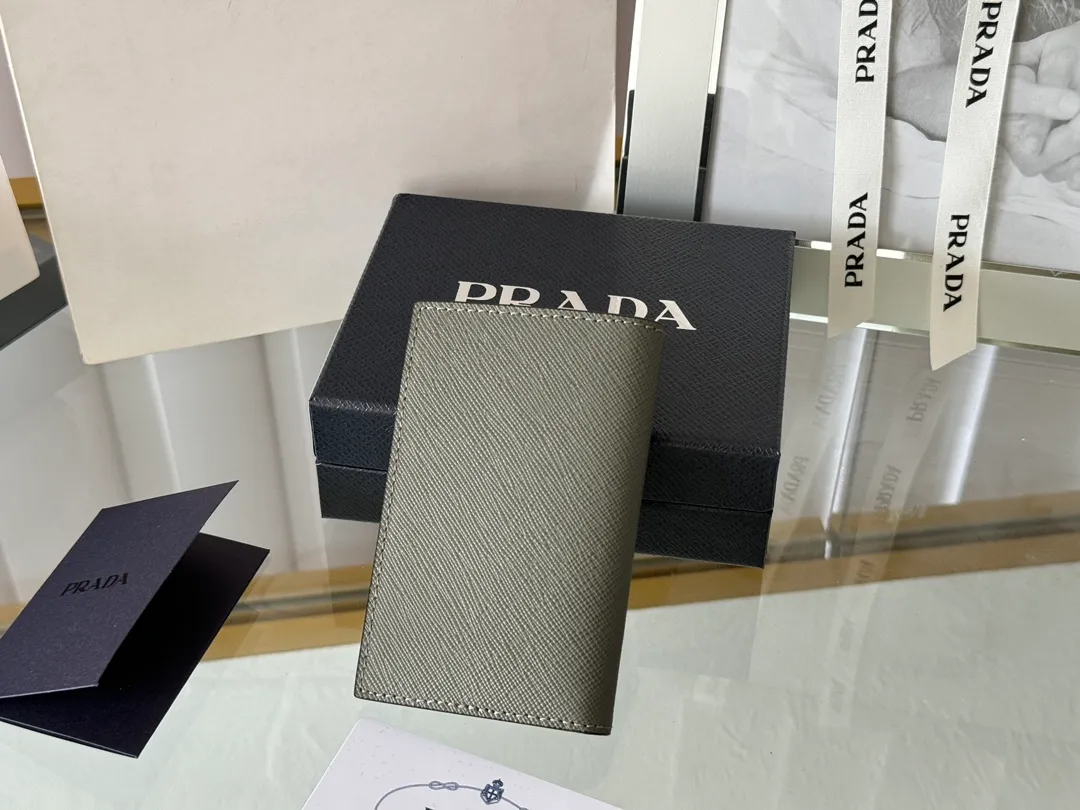 Prada cross pattern unisex card holder, can be placed in pockets, bags, and can be held in the hand. Made of cross pattern imported calfskin, pocket card holder, can hold change, 6 card slots, simple, elegant and fashionable. Model 2MC101, color as shown in the picture, size 11×7cm, original quality