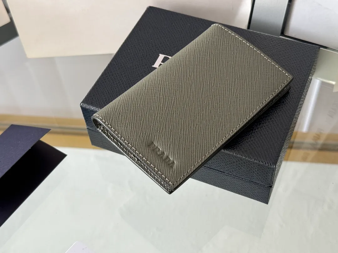 Prada cross pattern unisex card holder, can be placed in pockets, bags, and can be held in the hand. Made of cross pattern imported calfskin, pocket card holder, can hold change, 6 card slots, simple, elegant and fashionable. Model 2MC101, color as shown in the picture, size 11×7cm, original quality