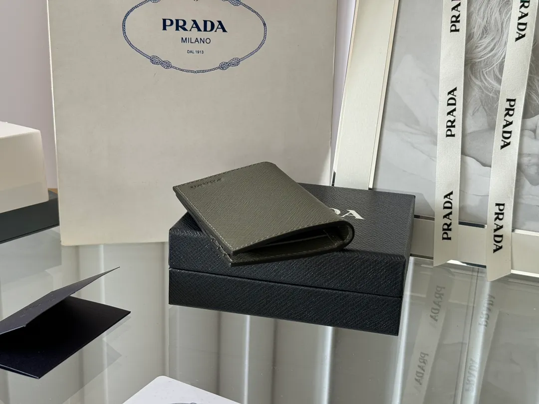 Prada cross pattern unisex card holder, can be placed in pockets, bags, and can be held in the hand. Made of cross pattern imported calfskin, pocket card holder, can hold change, 6 card slots, simple, elegant and fashionable. Model 2MC101, color as shown in the picture, size 11×7cm, original quality