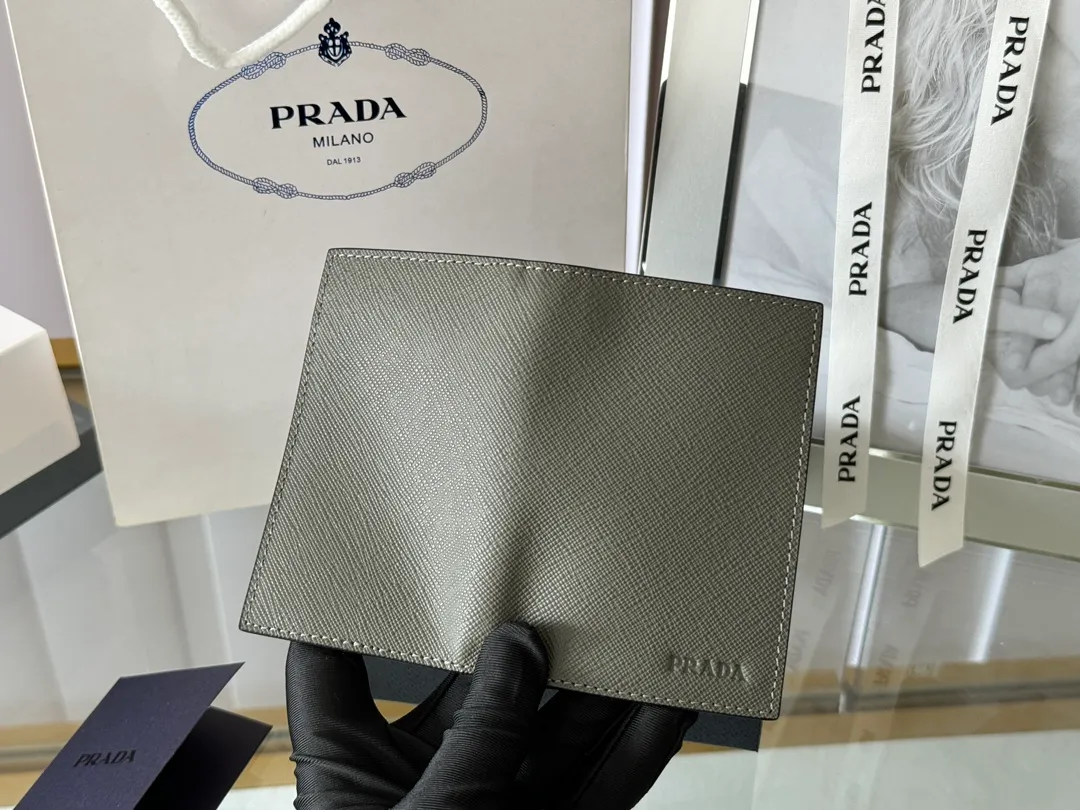 Prada cross pattern unisex card holder, can be placed in pockets, bags, and can be held in the hand. Made of cross pattern imported calfskin, pocket card holder, can hold change, 6 card slots, simple, elegant and fashionable. Model 2MC101, color as shown in the picture, size 11×7cm, original quality