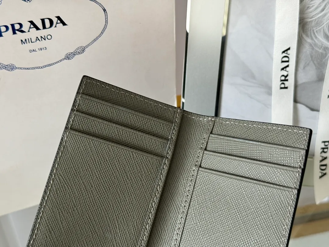 Prada cross pattern unisex card holder, can be placed in pockets, bags, and can be held in the hand. Made of cross pattern imported calfskin, pocket card holder, can hold change, 6 card slots, simple, elegant and fashionable. Model 2MC101, color as shown in the picture, size 11×7cm, original quality