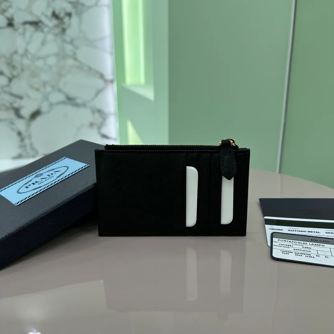 P400 [Top original order] PRADA's new card holder💼The latest style in the counter, simple and fashionable, synchronized with the official website, genuine development, model 1MC086, internal code 164 OEM💋 This card holder has smooth lines and is sewn with the brand's classic Saffiano leather, showing a unique cross-grain texture; equipped with five card slots and decorated with a metal triangle logo🏅️🏅️🏅️Size: 13*8cm