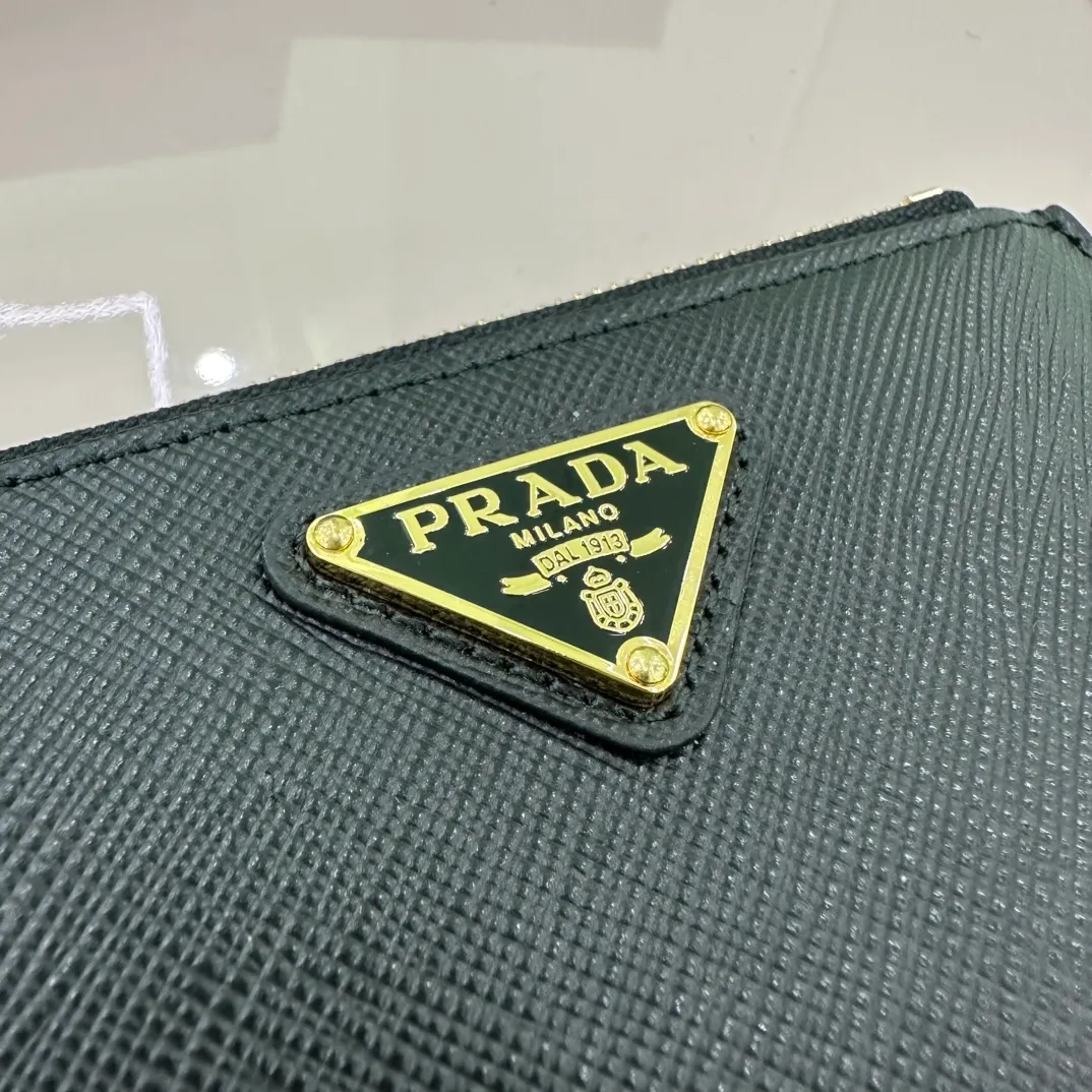 P400 [Top original order] PRADA's new card holder💼The latest style in the counter, simple and fashionable, synchronized with the official website, genuine development, model 1MC086, internal code 164 OEM💋 This card holder has smooth lines and is sewn with the brand's classic Saffiano leather, showing a unique cross-grain texture; equipped with five card slots and decorated with a metal triangle logo🏅️🏅️🏅️Size: 13*8cm
