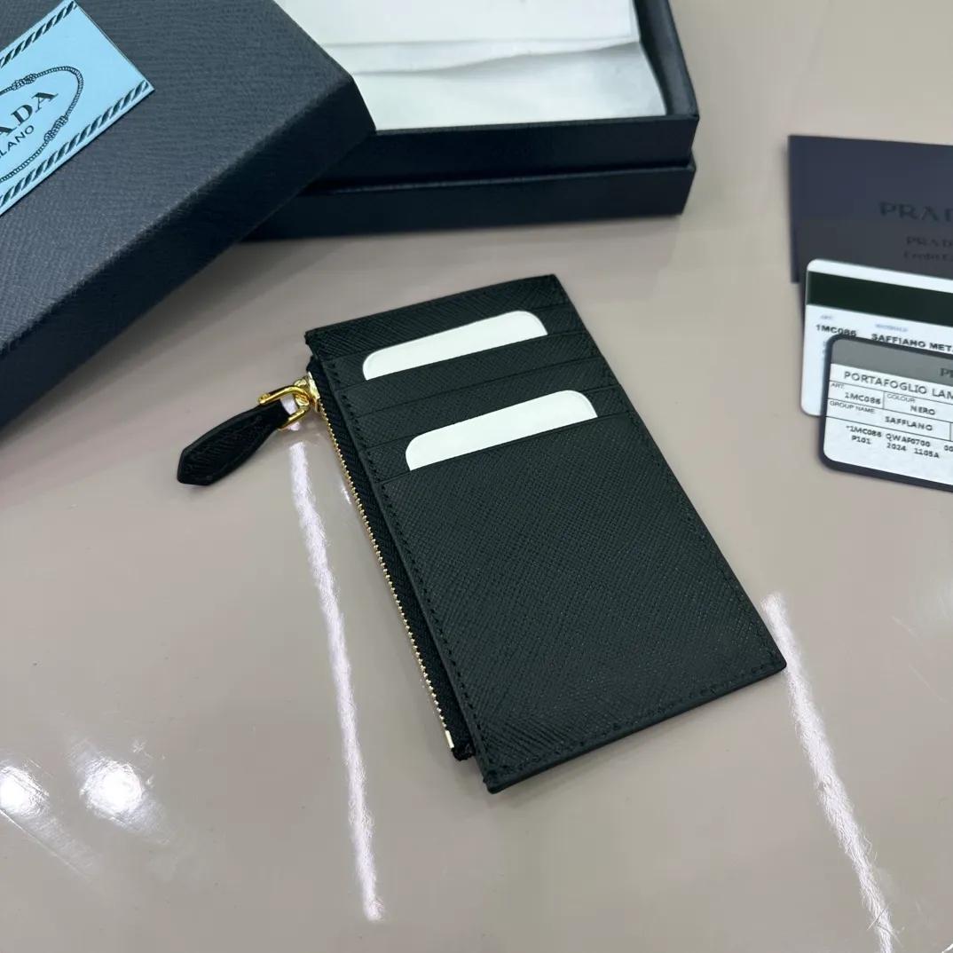 P400 [Top original order] PRADA's new card holder💼The latest style in the counter, simple and fashionable, synchronized with the official website, genuine development, model 1MC086, internal code 164 OEM💋 This card holder has smooth lines and is sewn with the brand's classic Saffiano leather, showing a unique cross-grain texture; equipped with five card slots and decorated with a metal triangle logo🏅️🏅️🏅️Size: 13*8cm