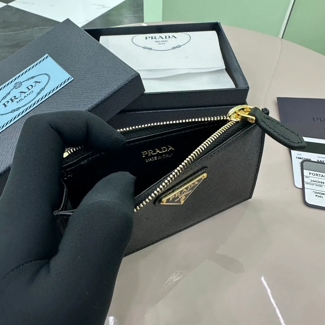 P400 [Top original order] PRADA's new card holder💼The latest style in the counter, simple and fashionable, synchronized with the official website, genuine development, model 1MC086, internal code 164 OEM💋 This card holder has smooth lines and is sewn with the brand's classic Saffiano leather, showing a unique cross-grain texture; equipped with five card slots and decorated with a metal triangle logo🏅️🏅️🏅️Size: 13*8cm