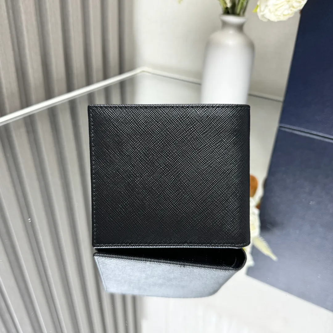 P380 [Top original order] Prada's new men's short wallet💼Classic hot style👏Model 2M0513, internal code 164 OEM code💋This wallet exquisitely combines fashionable Saffiano leather material with intarsia embellishments, and is decorated with a metal logo on the corner. Open it gently to reveal multiple compartments, slip pockets, card slots, and a full fabric lining. 🏅️🏅️🏅️Size: length 11cm*height 9.5cm