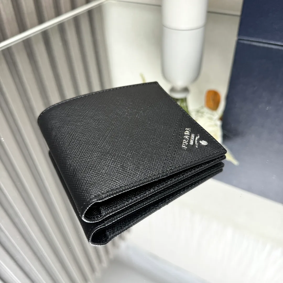 P380 [Top original order] Prada's new men's short wallet💼Classic hot style👏Model 2M0513, internal code 164 OEM code💋This wallet exquisitely combines fashionable Saffiano leather material with intarsia embellishments, and is decorated with a metal logo on the corner. Open it gently to reveal multiple compartments, slip pockets, card slots, and a full fabric lining. 🏅️🏅️🏅️Size: length 11cm*height 9.5cm