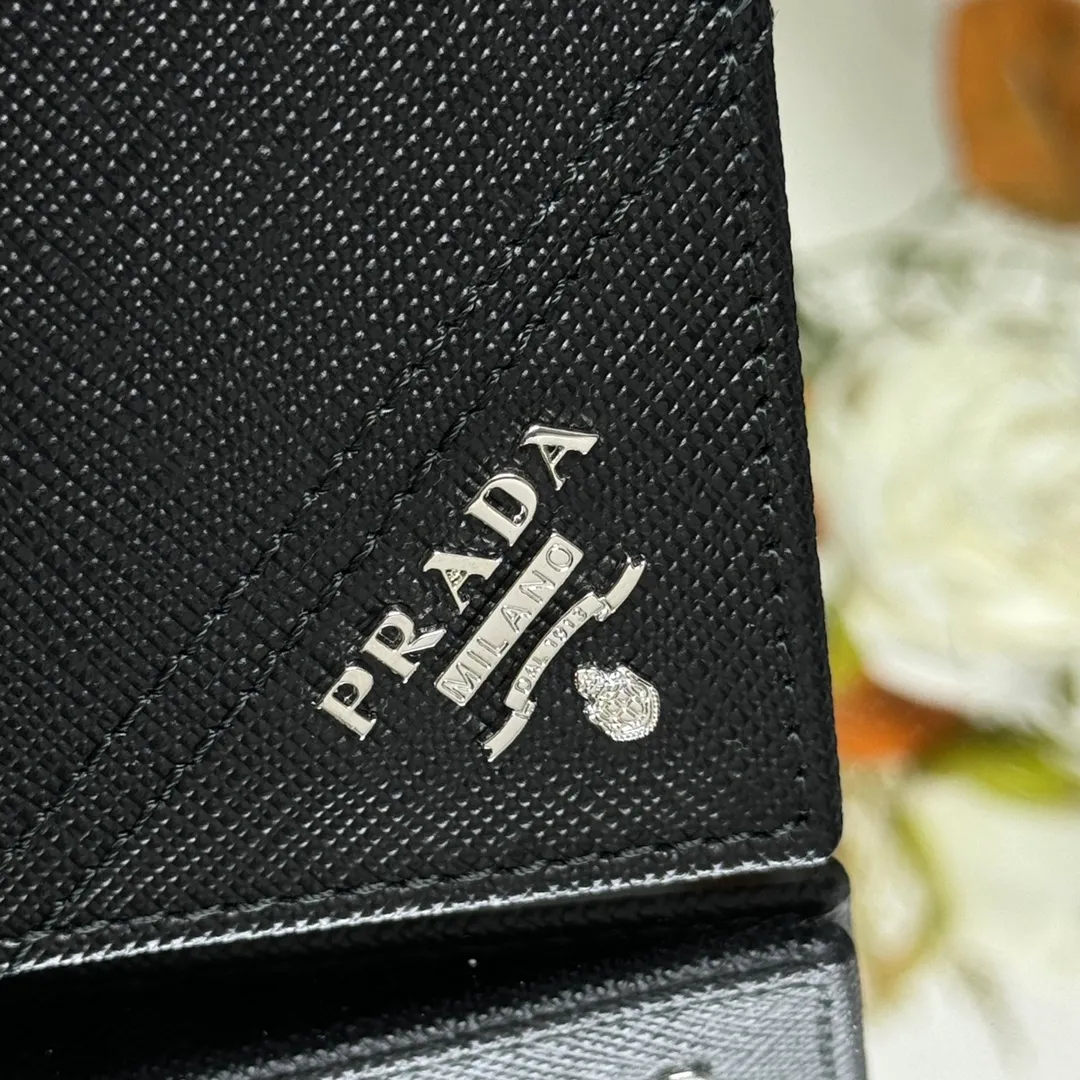 P380 [Top original order] Prada's new men's short wallet💼Classic hot style👏Model 2M0513, internal code 164 OEM code💋This wallet exquisitely combines fashionable Saffiano leather material with intarsia embellishments, and is decorated with a metal logo on the corner. Open it gently to reveal multiple compartments, slip pockets, card slots, and a full fabric lining. 🏅️🏅️🏅️Size: length 11cm*height 9.5cm