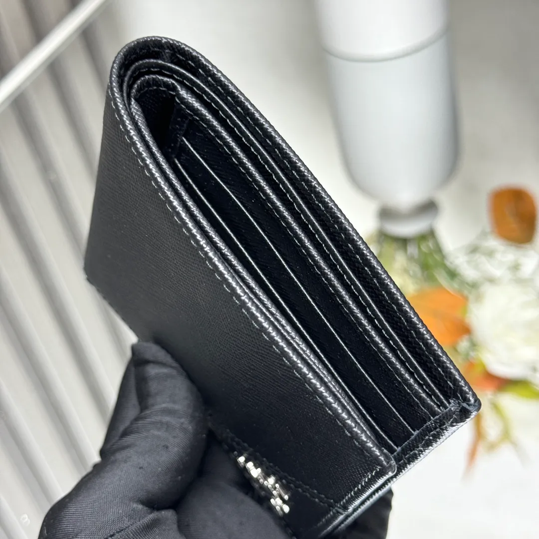 P380 [Top original order] Prada's new men's short wallet💼Classic hot style👏Model 2M0513, internal code 164 OEM code💋This wallet exquisitely combines fashionable Saffiano leather material with intarsia embellishments, and is decorated with a metal logo on the corner. Open it gently to reveal multiple compartments, slip pockets, card slots, and a full fabric lining. 🏅️🏅️🏅️Size: length 11cm*height 9.5cm