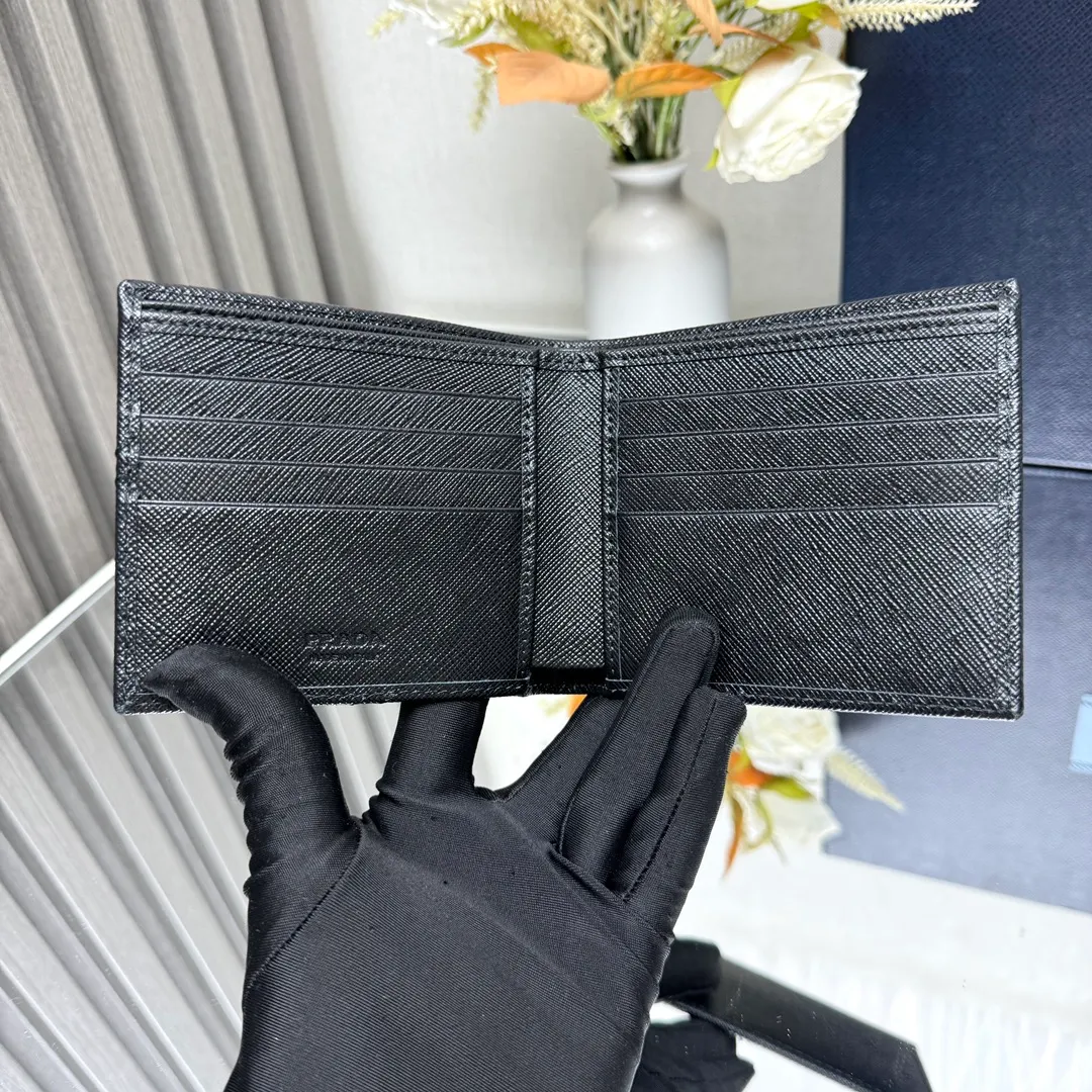 P380 [Top original order] Prada's new men's short wallet💼Classic hot style👏Model 2M0513, internal code 164 OEM code💋This wallet exquisitely combines fashionable Saffiano leather material with intarsia embellishments, and is decorated with a metal logo on the corner. Open it gently to reveal multiple compartments, slip pockets, card slots, and a full fabric lining. 🏅️🏅️🏅️Size: length 11cm*height 9.5cm