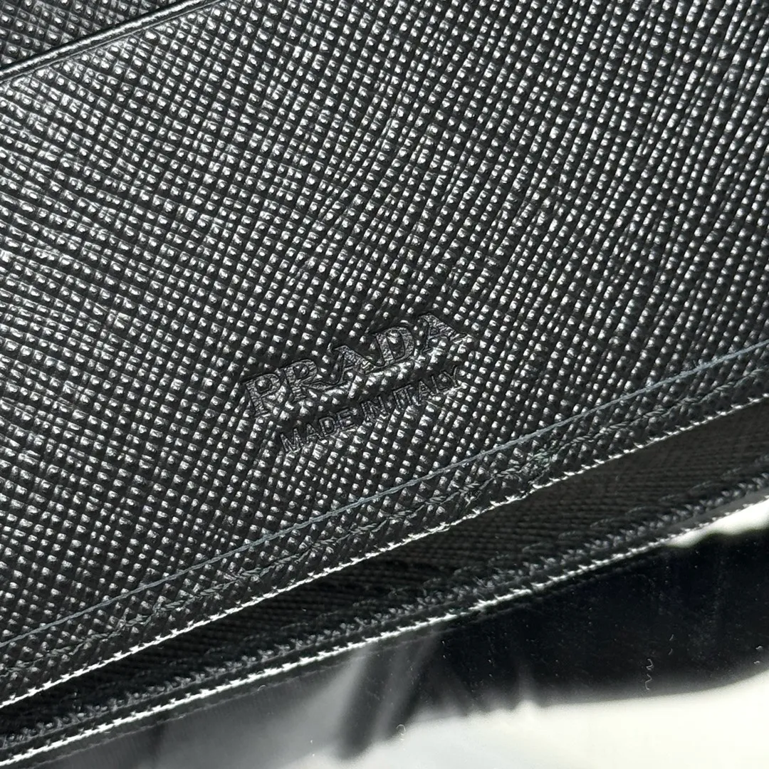 P380 [Top original order] Prada's new men's short wallet💼Classic hot style👏Model 2M0513, internal code 164 OEM code💋This wallet exquisitely combines fashionable Saffiano leather material with intarsia embellishments, and is decorated with a metal logo on the corner. Open it gently to reveal multiple compartments, slip pockets, card slots, and a full fabric lining. 🏅️🏅️🏅️Size: length 11cm*height 9.5cm