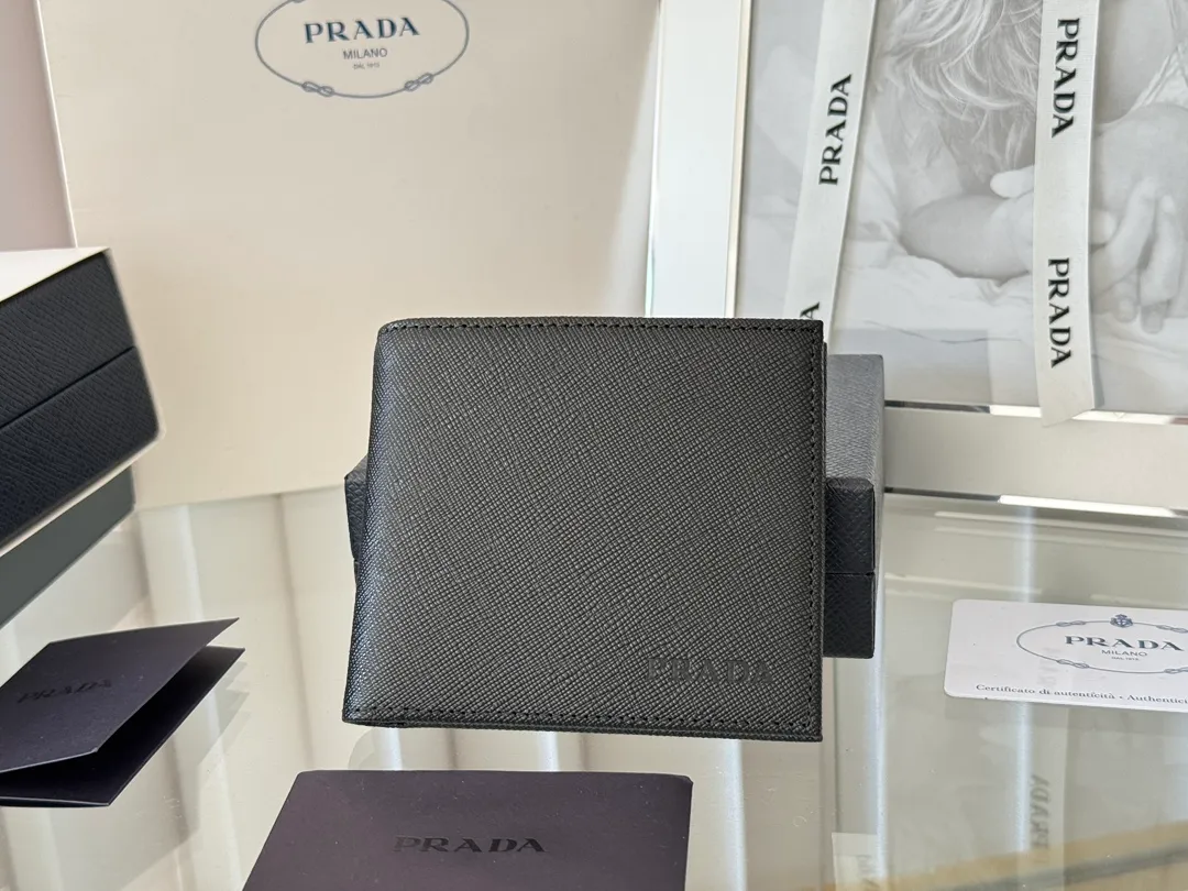 prada men's cross pattern short clip, easy to store, can hold 8 cards and cash, a must-have for men, model 2M0513, original quality, Saffiano cross pattern➕made from imported hardware, size 11cm×9.5cm, color as shown