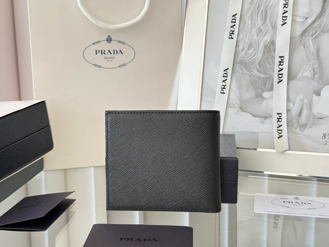 prada men's cross pattern short clip, easy to store, can hold 8 cards and cash, a must-have for men, model 2M0513, original quality, Saffiano cross pattern➕made from imported hardware, size 11cm×9.5cm, color as shown