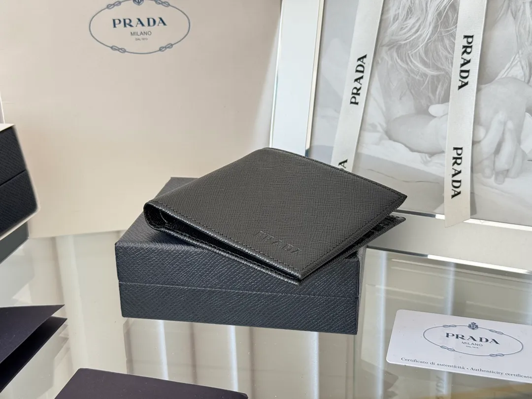 prada men's cross pattern short clip, easy to store, can hold 8 cards and cash, a must-have for men, model 2M0513, original quality, Saffiano cross pattern➕made from imported hardware, size 11cm×9.5cm, color as shown