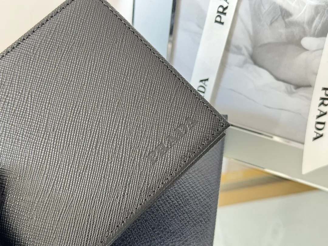 prada men's cross pattern short clip, easy to store, can hold 8 cards and cash, a must-have for men, model 2M0513, original quality, Saffiano cross pattern➕made from imported hardware, size 11cm×9.5cm, color as shown
