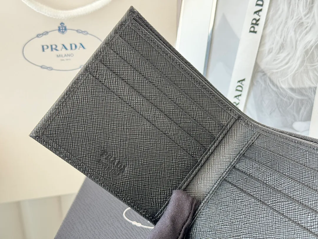 prada men's cross pattern short clip, easy to store, can hold 8 cards and cash, a must-have for men, model 2M0513, original quality, Saffiano cross pattern➕made from imported hardware, size 11cm×9.5cm, color as shown