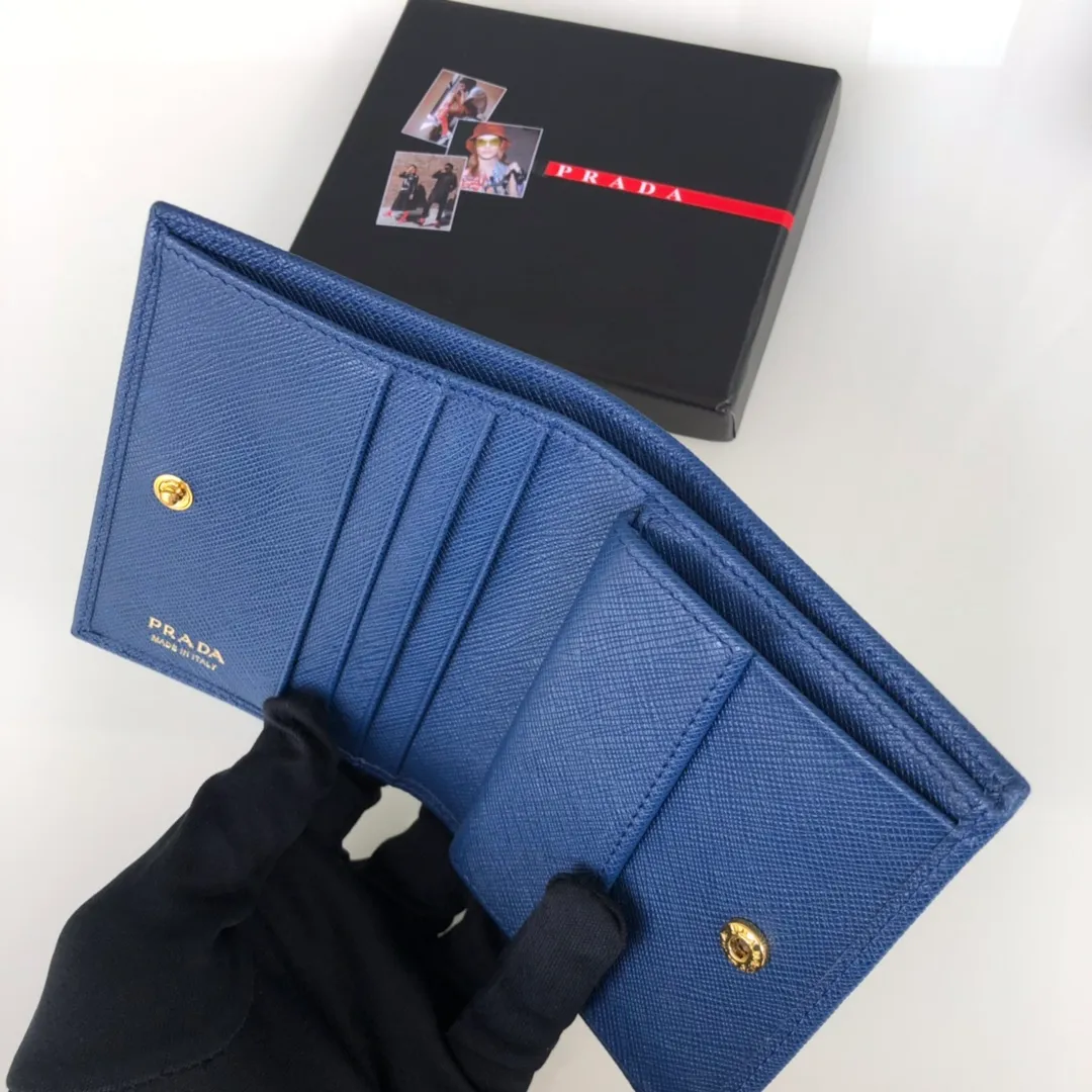 💰400, P Home ➡️Ladies two-fold short clip, model 1M0204, cross-grain cowhide, length 11.2 and height 9.5cm, simple and practical to enhance personal taste, 175 steel stamp