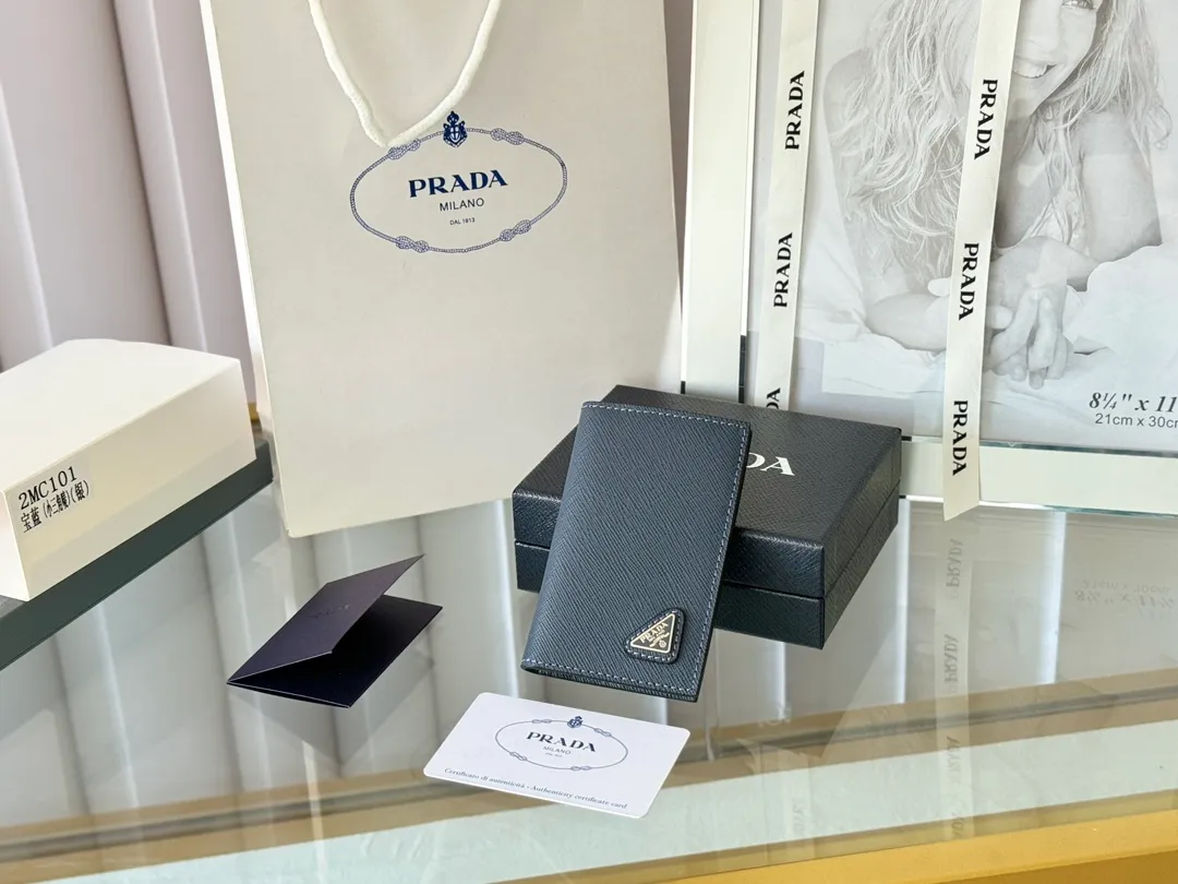 Prada cross pattern unisex card holder, can be placed in pockets, bags, and can be held in the hand. Made of cross pattern imported calfskin, pocket card holder, can hold change, 6 card slots, simple, elegant and fashionable. Model 2MC101, color as shown in the picture, size 11×7cm, original quality