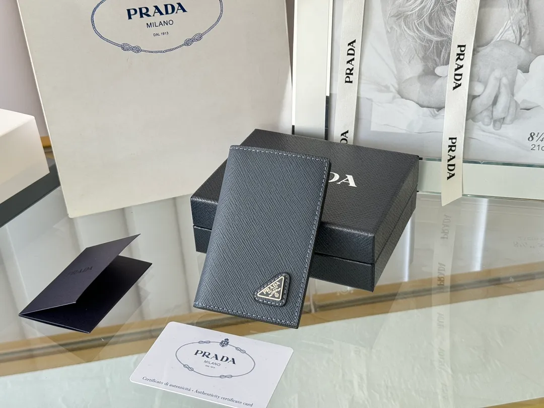 Prada cross pattern unisex card holder, can be placed in pockets, bags, and can be held in the hand. Made of cross pattern imported calfskin, pocket card holder, can hold change, 6 card slots, simple, elegant and fashionable. Model 2MC101, color as shown in the picture, size 11×7cm, original quality