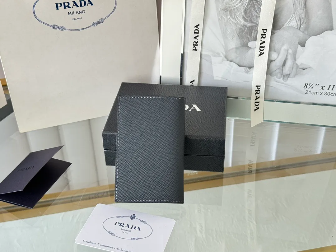 Prada cross pattern unisex card holder, can be placed in pockets, bags, and can be held in the hand. Made of cross pattern imported calfskin, pocket card holder, can hold change, 6 card slots, simple, elegant and fashionable. Model 2MC101, color as shown in the picture, size 11×7cm, original quality